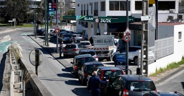 A waiting line at an Elan gas station in Marseille, southern France, March 20, 2023. (AFP Photo)