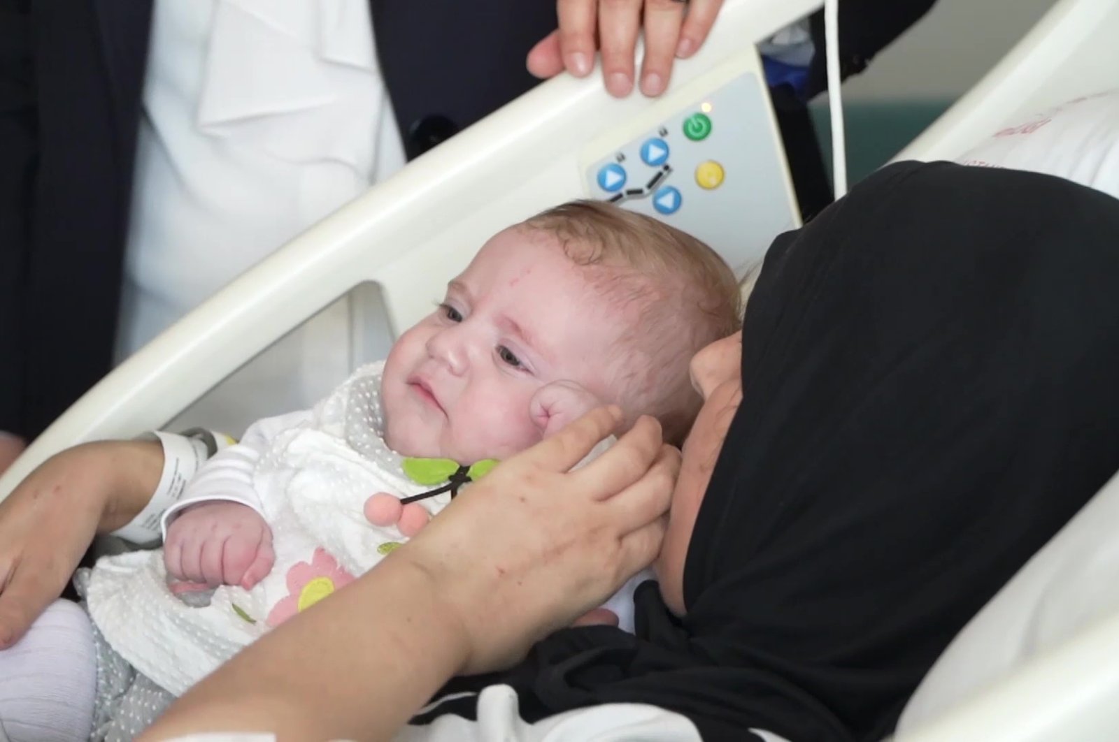 Bayi yang selamat bersatu kembali dengan ibunya 54 hari setelah gempa di Türkiye