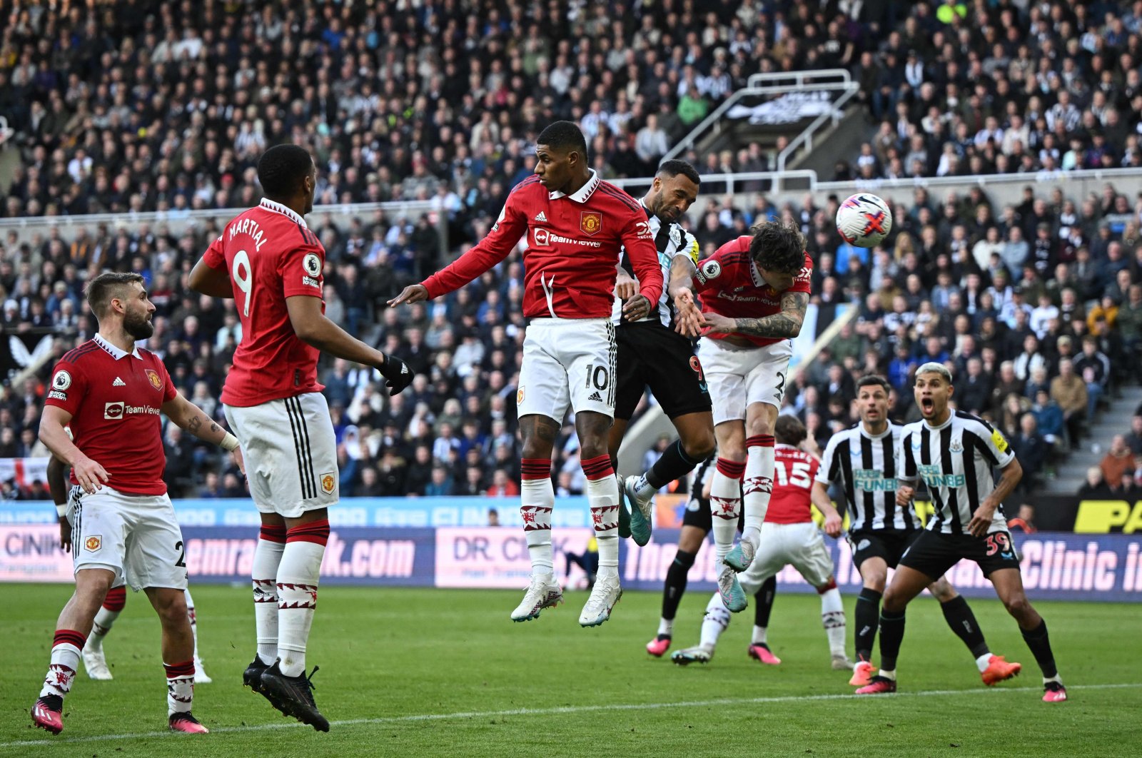 Pukulan untuk Man United saat kekalahan Newcastle membuat keraguan di posisi 4 teratas