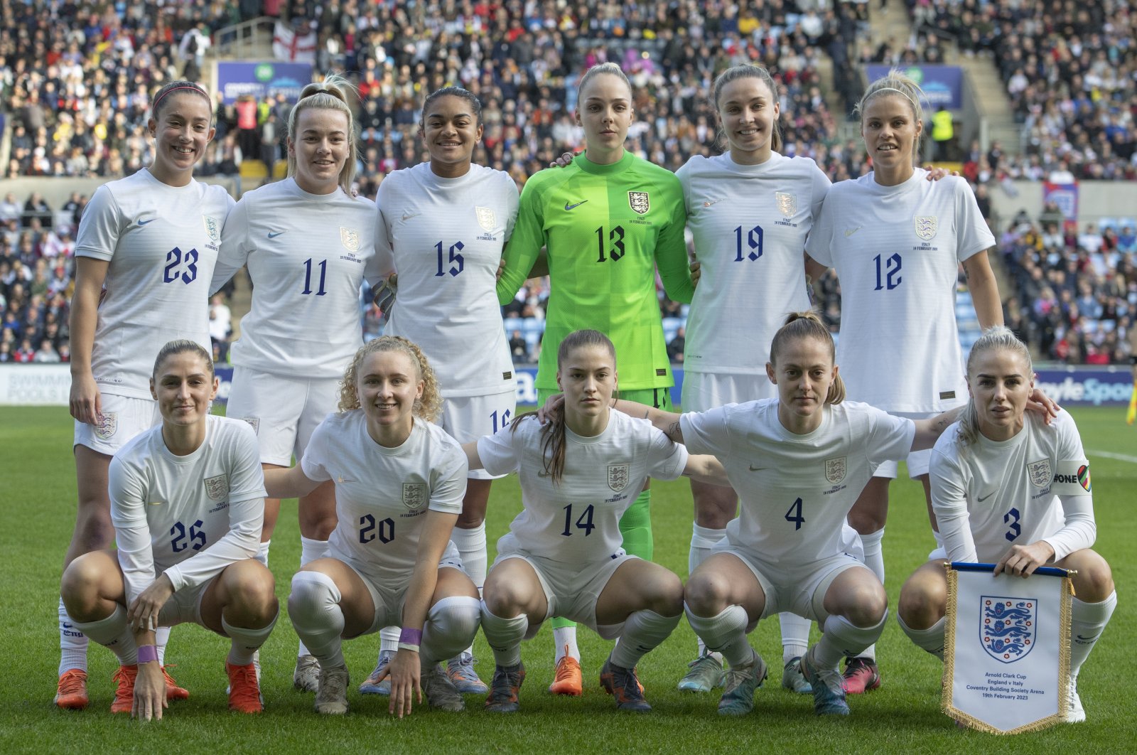 Tim wanita Inggris mengatasi kesengsaraan periode dengan beralih celana pendek biru