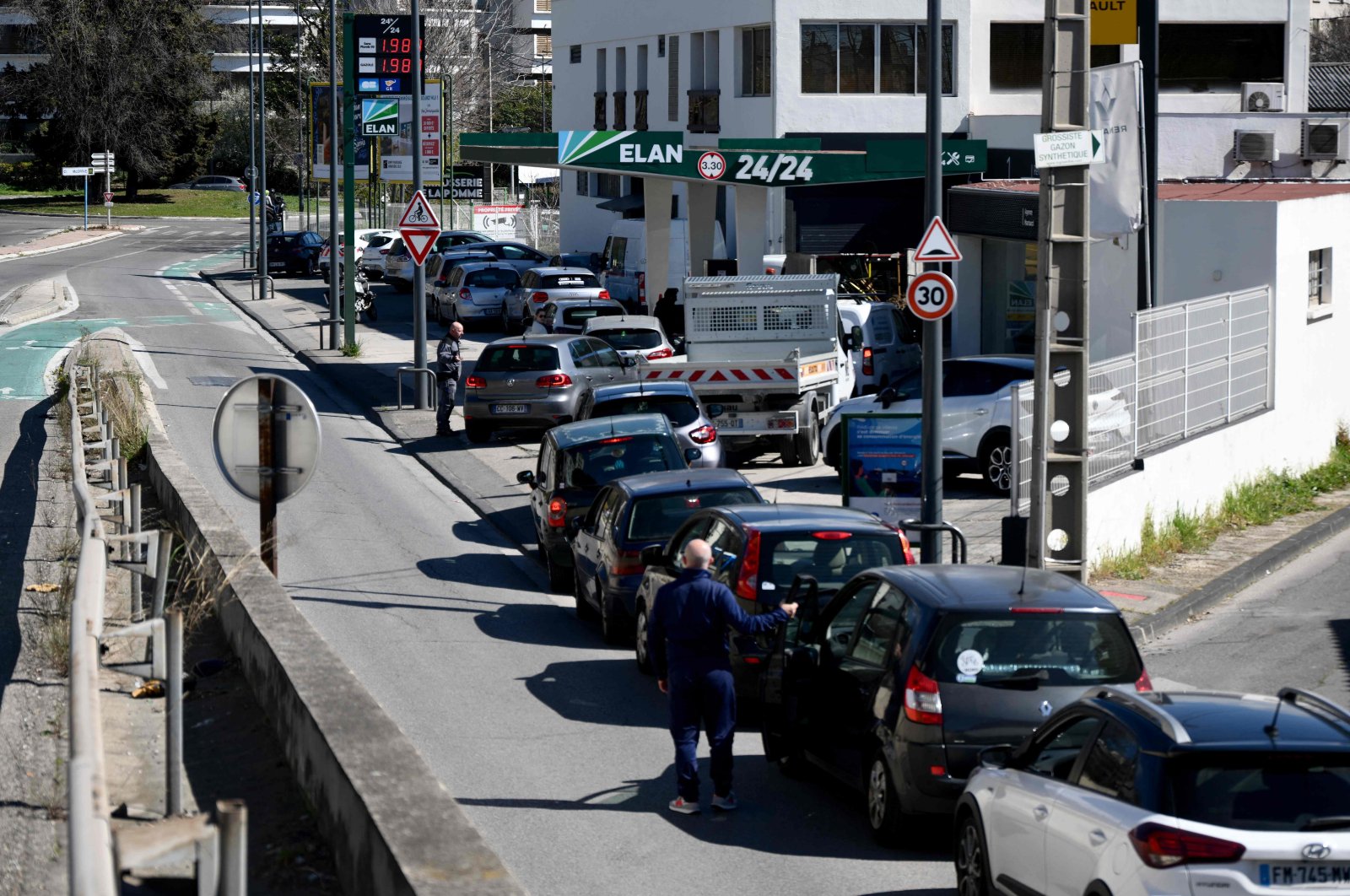 A waiting line at an Elan gas station in Marseille, southern France, March 20, 2023. (AFP Photo)