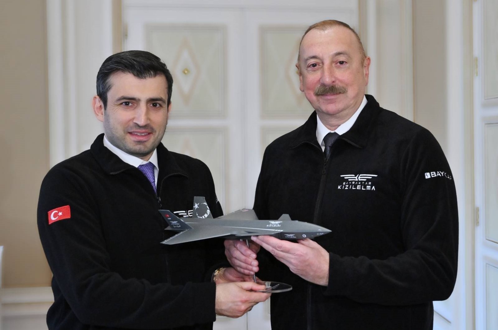 Kepala Baykar Bayraktar bertemu dengan Aliyev dari Azerbaijan, dianugerahi medali