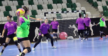 Turkish women's handball national team train ahead of the Serbia encounter at the Hüseyin Avni Alparslan Sports Hall, Giresun, Türkiye, April 3, 2023. (IHA Photo)