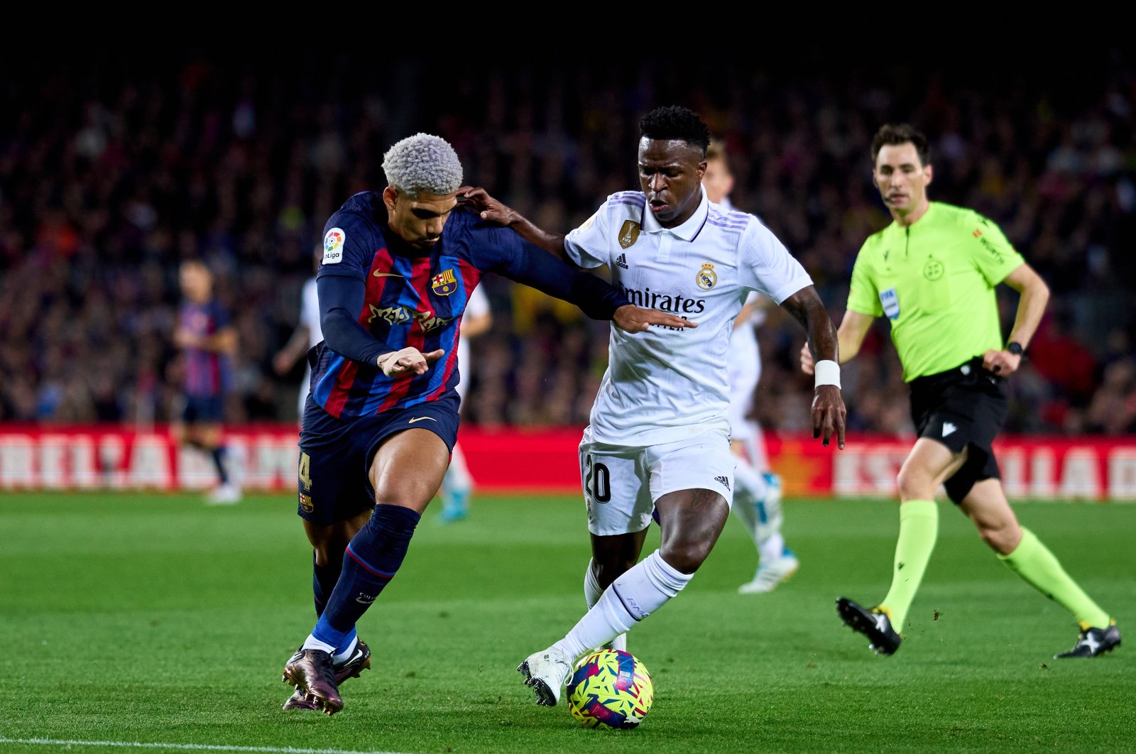 Real Madrid&#039;s Vinicius Junior (R) in action with Barcelona&#039;s Ronald Araujo during the La Liga match at the Camp Nou, Barcelona, Spain, March 19, 2023. (Getty Images Photo)