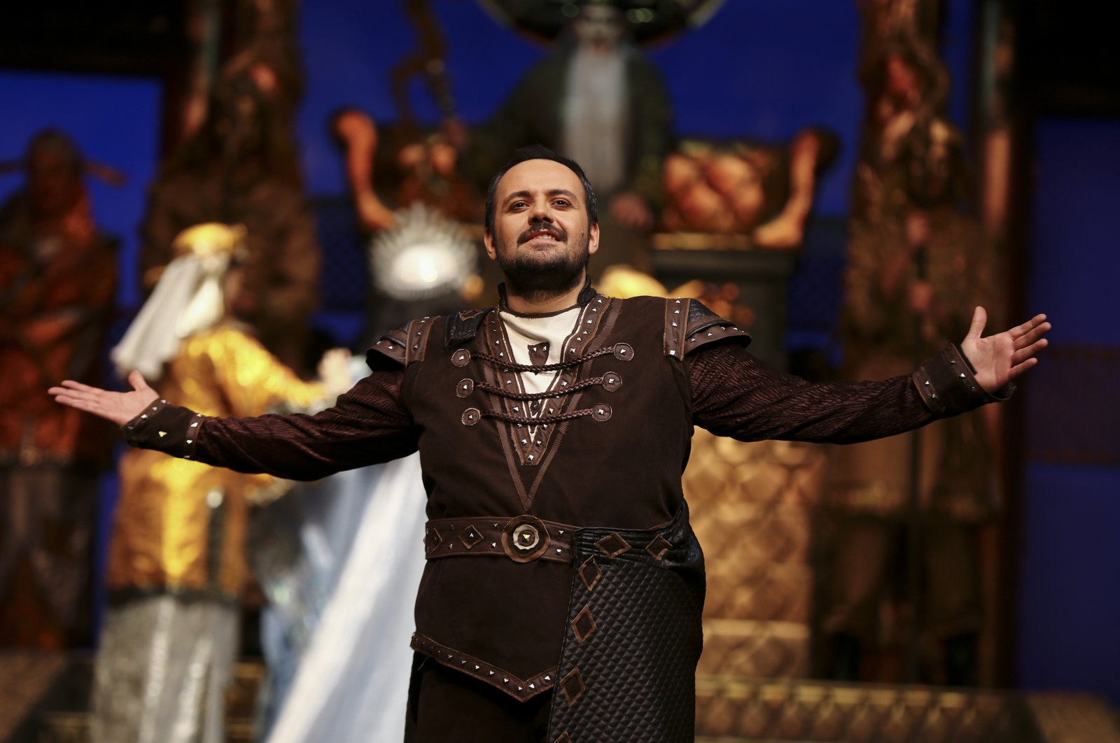 Instagram membingungkan penyanyi opera Murat Karahan dengan Pavarotti