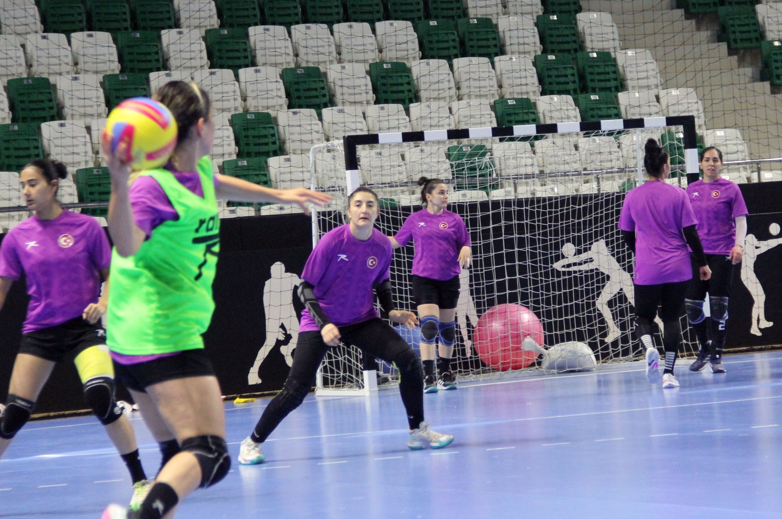 Tim bola tangan putri nasional bersiap untuk pertandingan Serbia