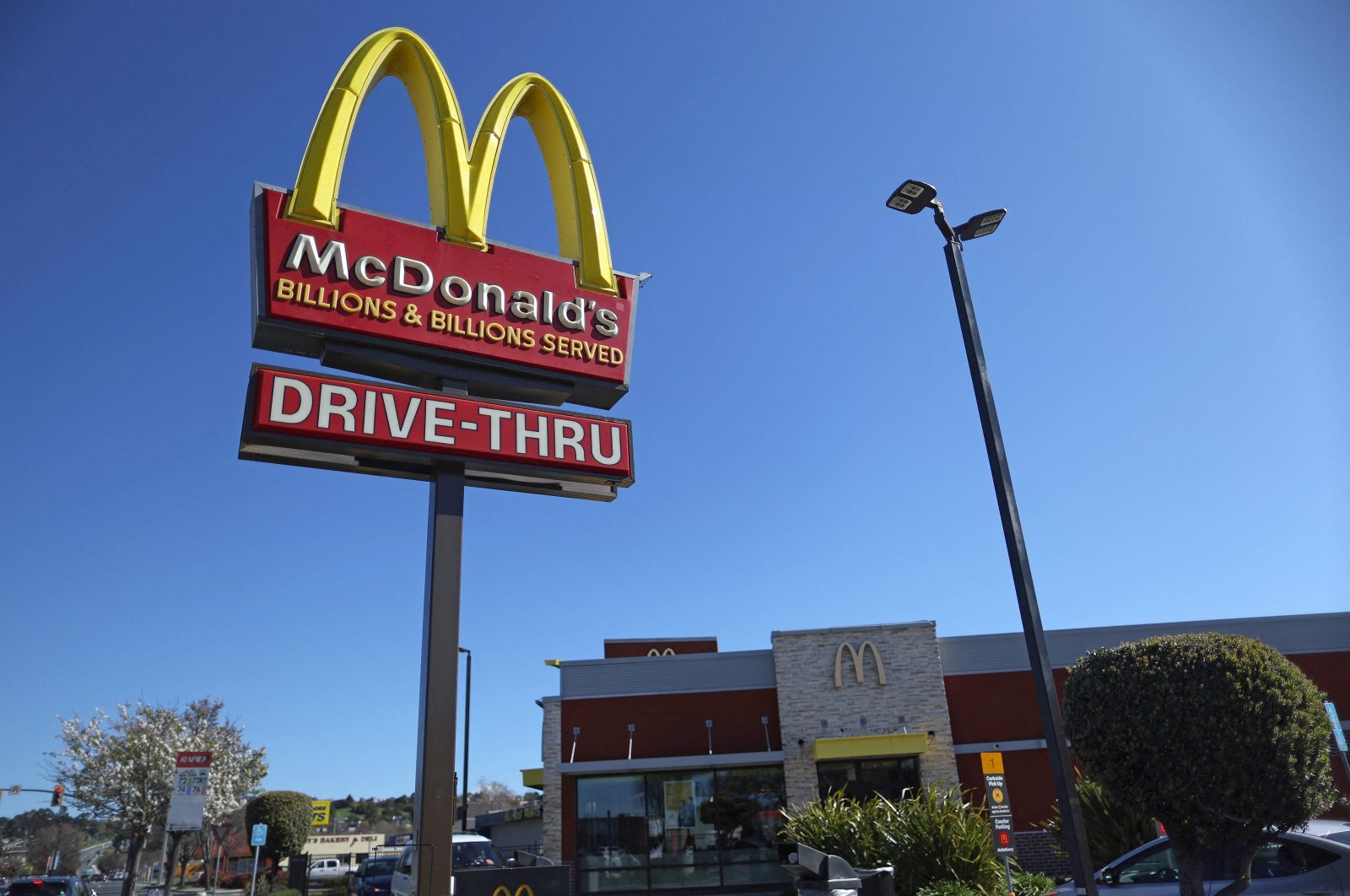 McDonald’s menutup sementara kantor AS untuk persiapan PHK
