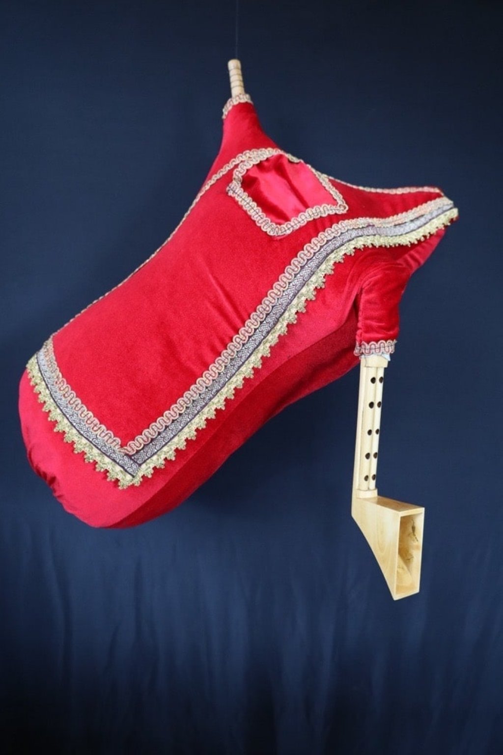 Sebuah bagpipe buatan tangan tradisional.  (Foto milik Kementerian Kebudayaan dan Pariwisata)