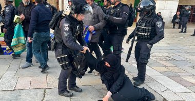 Israeli security forces attack and remove Palestinian Muslim worshippers sitting on the grounds of the Al-Aqsa mosque compound during Islam's holy month of Ramadan in occupied East Jerusalem, April 5, 2023. (AFP Photo)