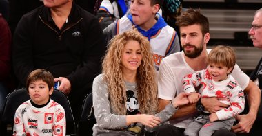 Gerard Pique (R) and ex-partner Shakira (2nd L) with their children Milan Pique Mebarak (L) and Sasha Pique Mebarak attend the New York Knicks vs Philadelphia 76ers game at Madison Square Garden, New York, Dec. 25, 2017.  (Getty Images Photo)