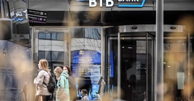 People walk past a branch of VTB bank in Moscow, Russia, April 5, 2023. (AFP Photo)