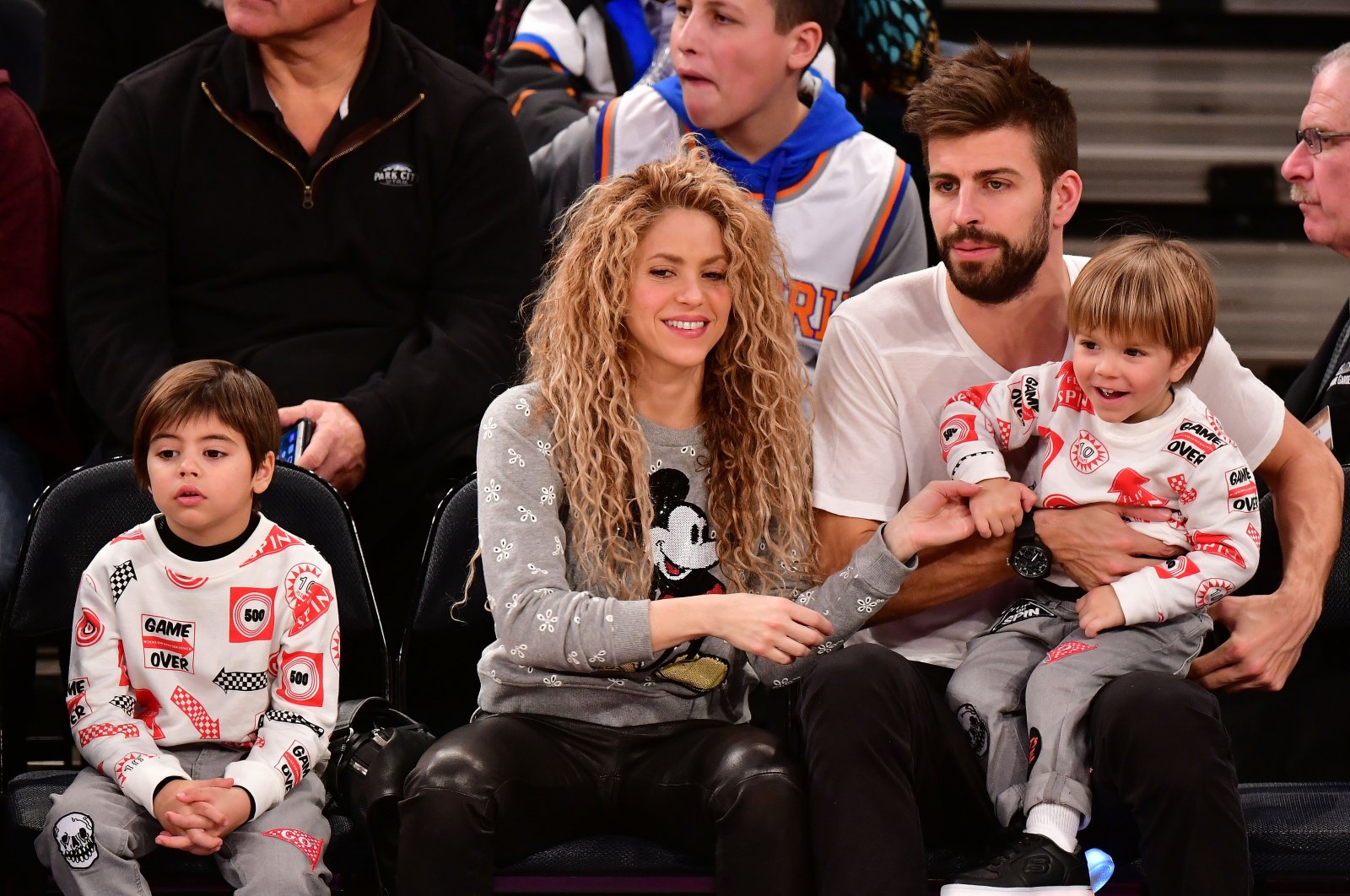 Gerard Pique (R) and ex-partner Shakira (2nd L) with their children Milan Pique Mebarak (L) and Sasha Pique Mebarak attend the New York Knicks vs Philadelphia 76ers game at Madison Square Garden, New York, Dec. 25, 2017.  (Getty Images Photo)