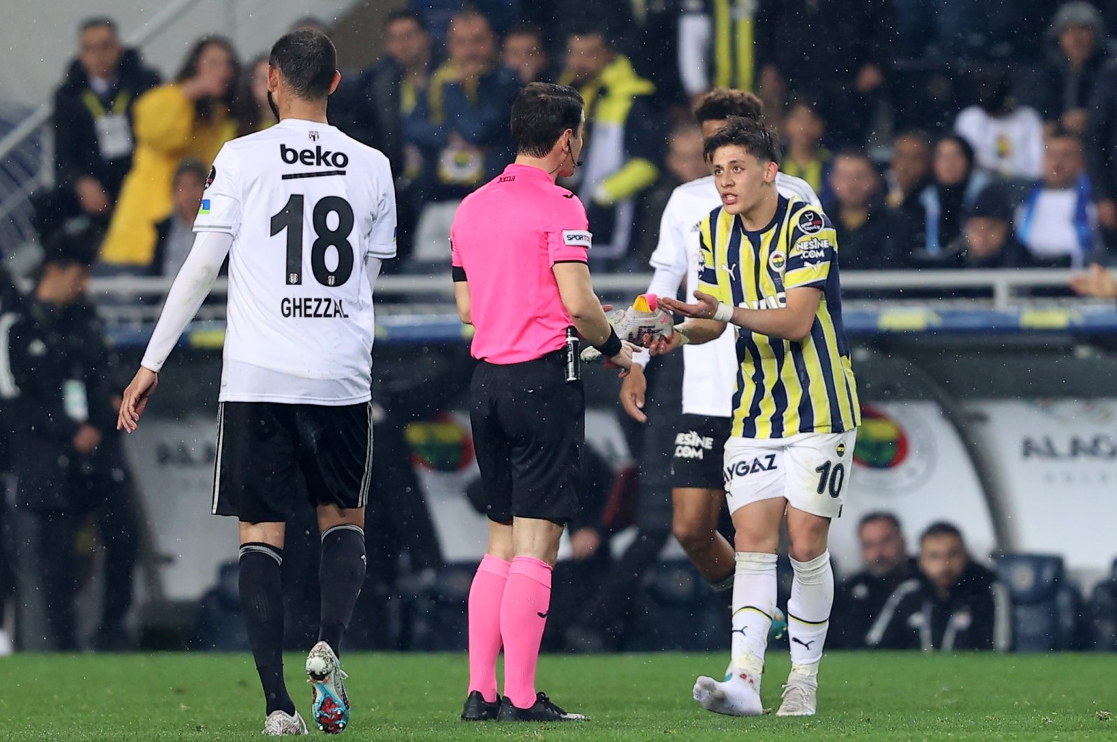 Fenerbahçe football player Arda Güler (R) shows his boots to the referee, Halil Umut Meler during Süper Lig match against Beşiktaş, Istanbul, Türkiye, April 2, 2023. (AA Photo)