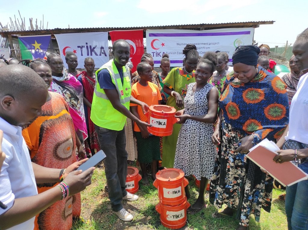 The volunteers of the Turkish Cooperation and Coordination Agency (TIKA) distribute coal briquettes to women in Juba, South Sudan, April 6, 2023. (Photo Courtesy of TIKA)