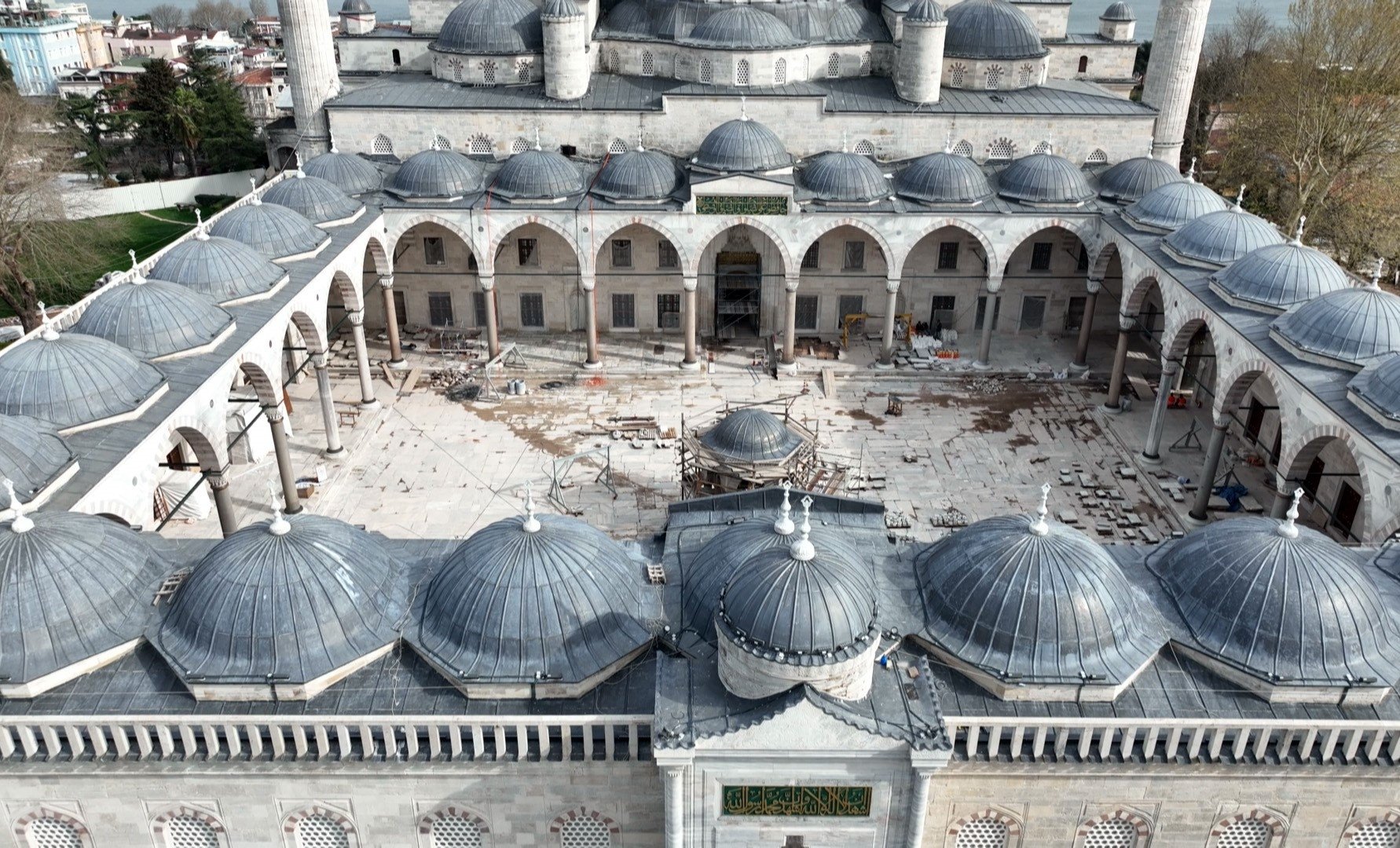 Pemandangan udara Masjid Sultan Ahmed, alias Masjid Biru, tempat restorasi enam tahun telah berakhir, Istanbul, Türkiye, 5 April 2023. (Foto IHA)