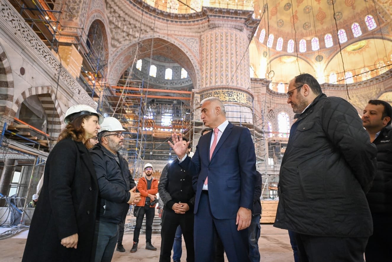 Menteri Kebudayaan dan Pariwisata Mehmet Nuri Ersoy mengunjungi tim restorasi di Masjid Sultan Ahmed, Istanbul, Türkiye, 2 April 2023. (Foto DHA)