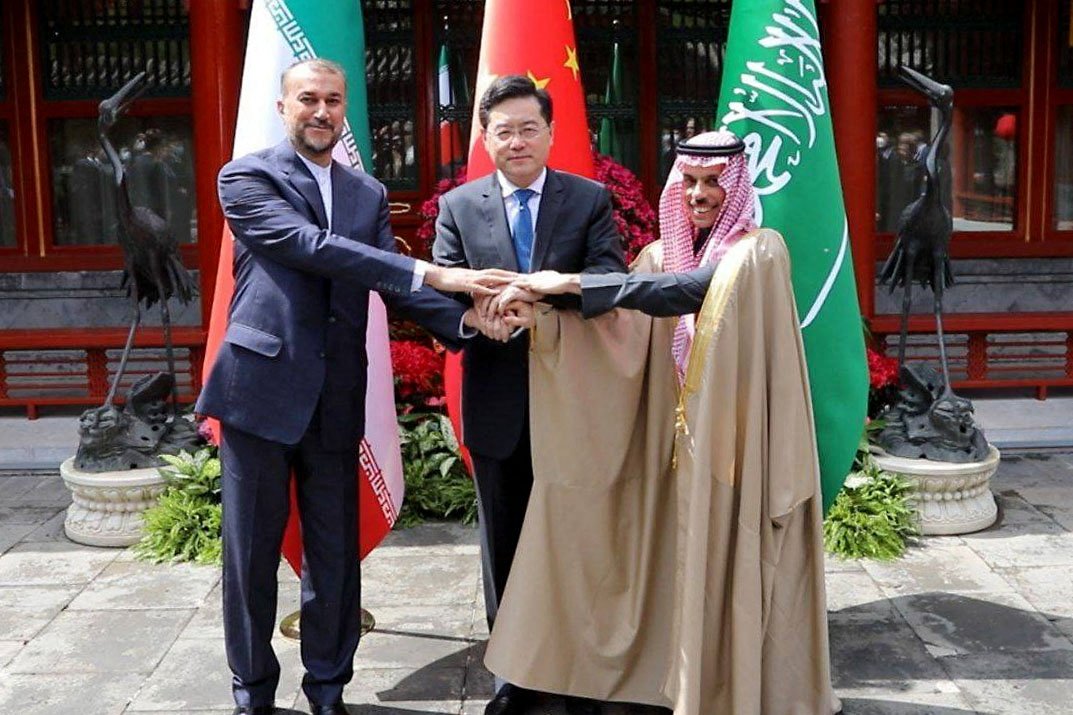 Menteri Luar Negeri Iran Amirabdollahian (kiri), Menteri Luar Negeri China Qin Gang (tengah) dan Menteri Luar Negeri Saudi Pangeran Faisal bin Farhan Al-Saud (kiri) di Beijing, China, 6 April 2023. (Foto AFP)