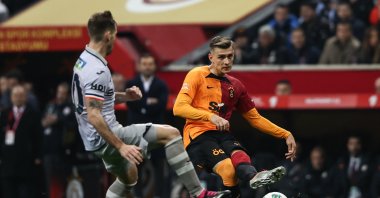 Galatasaray's Kazımcan Karataş (R) in action with Istanbul Başakşehir's Lucas Biglia (L) during Ziraat Turkish Cup quarterfinal match at Nef Stadium, Istanbul, Türkiye, April 5, 2023. (AA Photo)