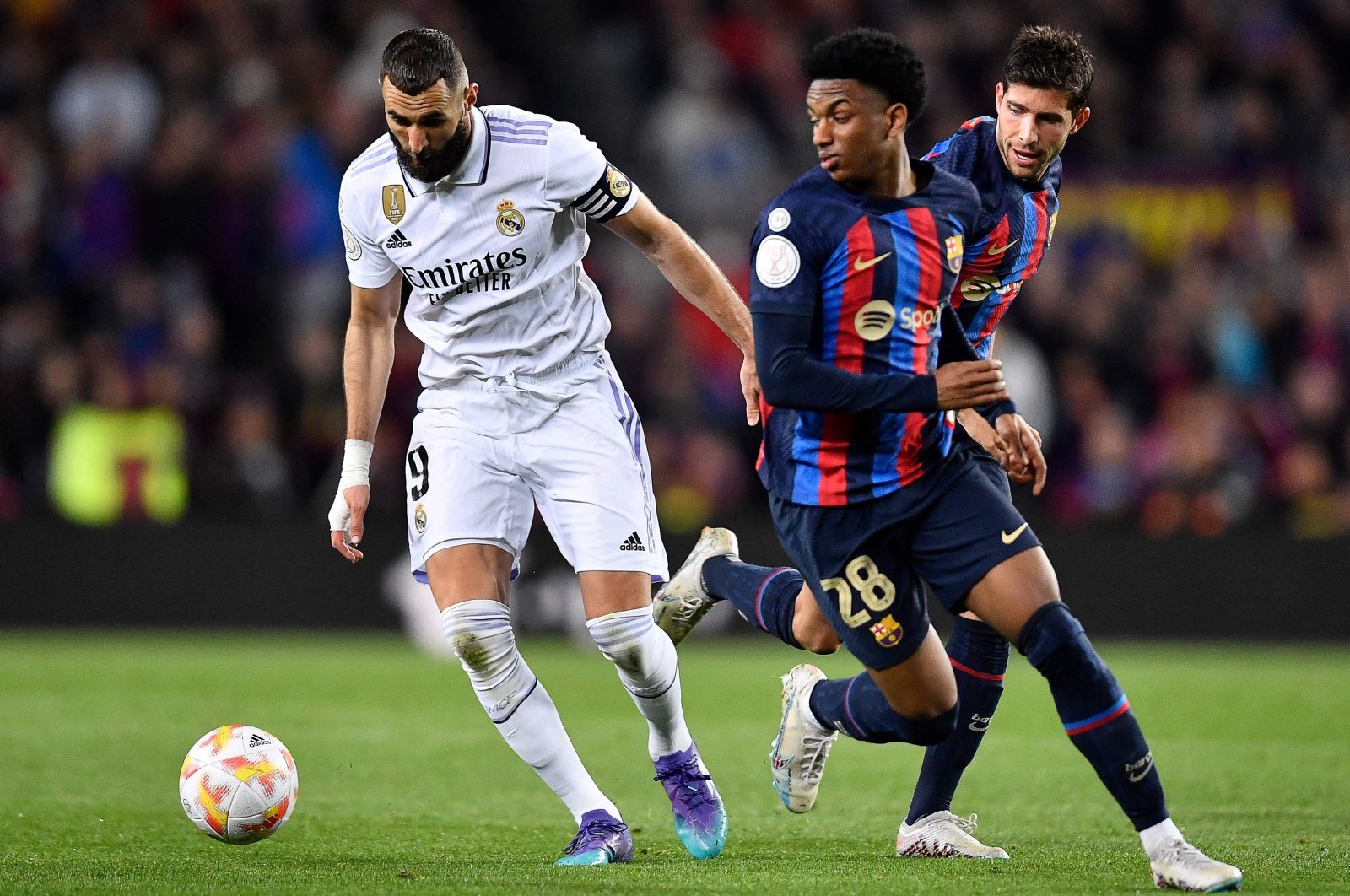 Real Madrid&#039;s French forward Karim Benzema (L) fights for the ball with Barcelona&#039;s Spanish defender Alejandro Balde during the Copa del Rey (King&#039;s Cup) semifinal second leg football match between FC Barcelona and Real Madrid CF at the Camp Nou stadium, Barcelona, Spain, April 5, 2023. (AFP Photo)