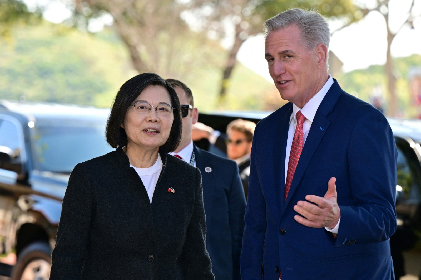 U.S. House Speaker Kevin McCarthy (R) welcomes Taiwanese leader Tsai Ing-wen in Simi Valley, California, U.S., April 5, 2023. (AFP Photo)