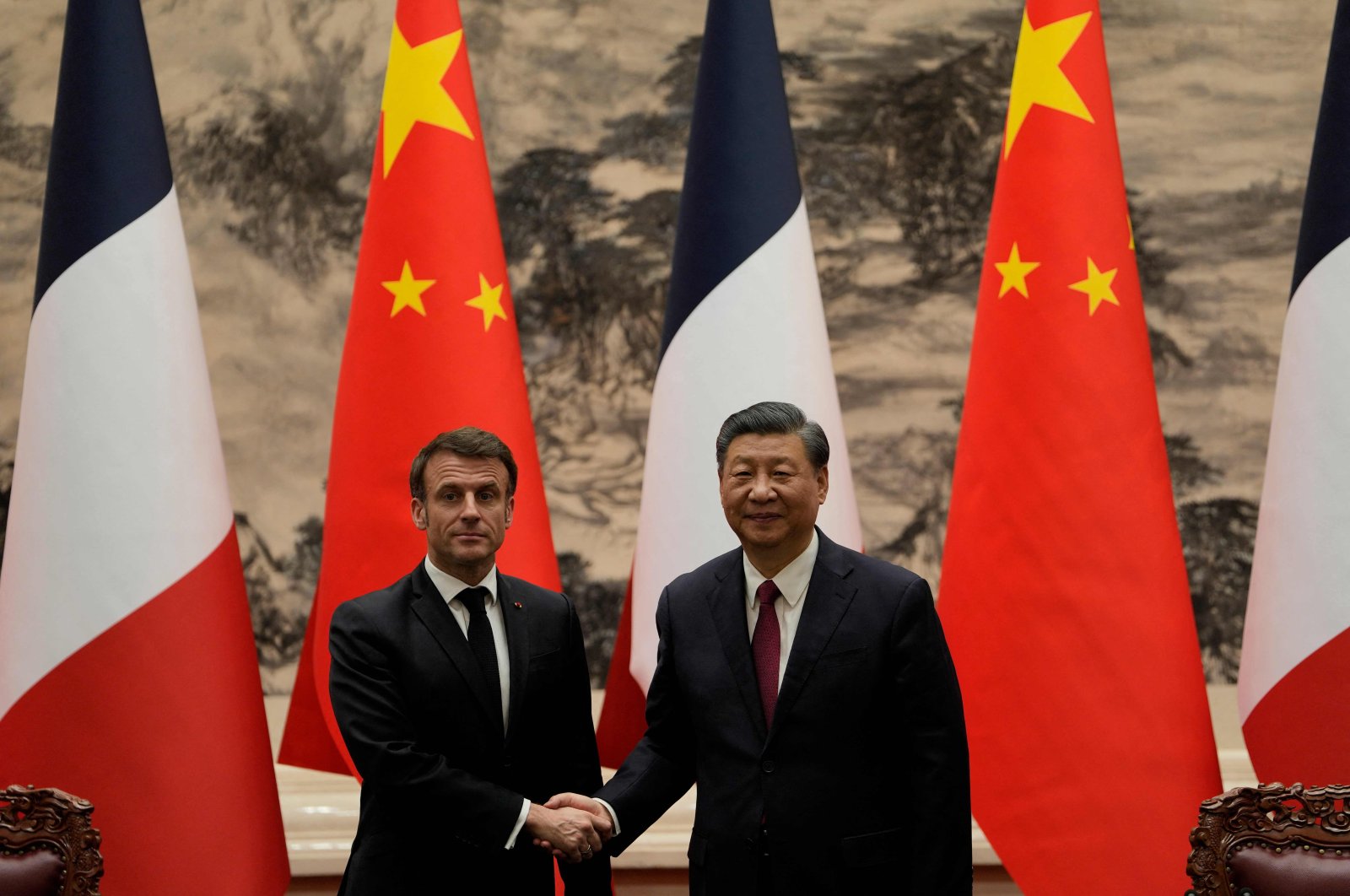 French President Emmanuel Macron (L) shakes hands with Chinese President Xi Jinping during a joint meeting in Beijing, China, April 6, 2023. (AFP Photo)