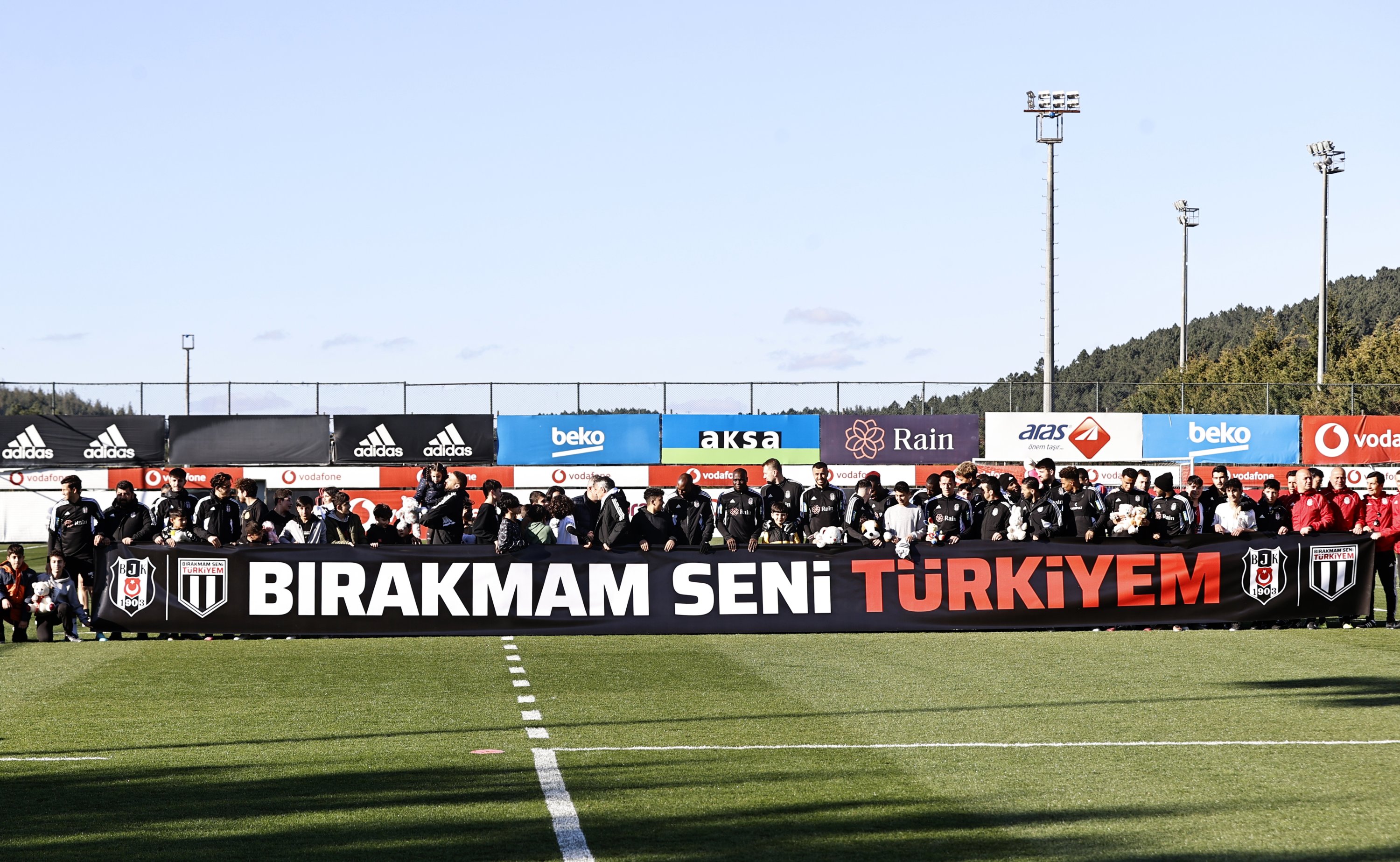 Empat puluh anak dari daerah yang terkena dampak gempa memamerkan spanduk setelah menonton latihan Beşiktaş sebelum pertandingan Istanbulspor, Istanbul, Türkiye, 14 Maret 2023. (Foto AA)