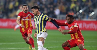 Fenerbahçe's Irfan Can Kahveci (C) in action with Kayserispor's Anthony Uzodimma (R) during a Turkish Cup match at the Ülker Stadium, Istanbul, Türkiye, April 6, 2023. (AA Photo)