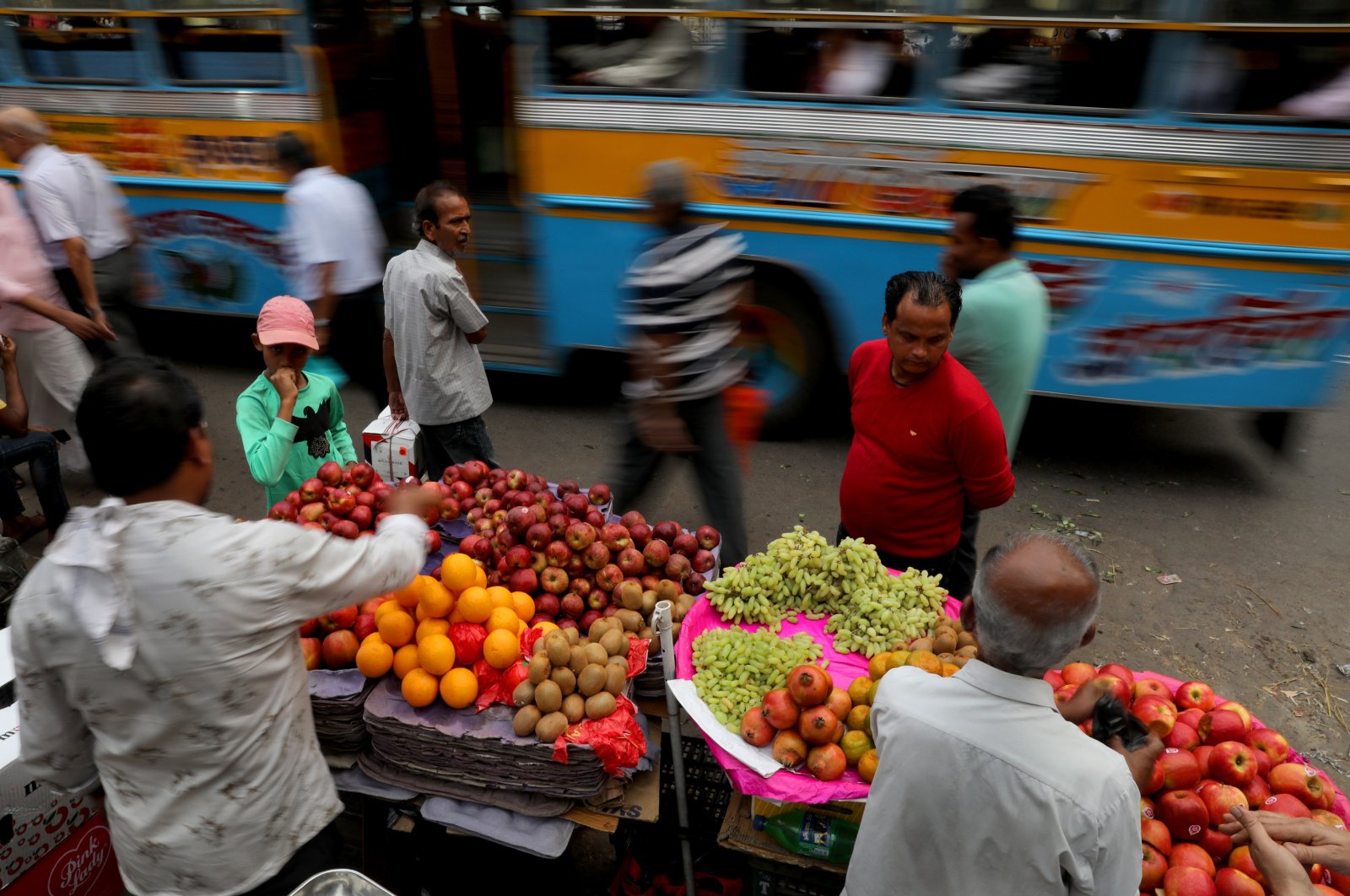 Suasana meriah di pasar India saat umat Islam merayakan Ramadan