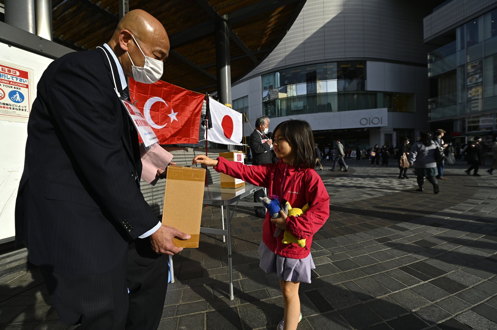 Volunteers collect donations for the victims of the deadly Feb. 6 earthquakes that struck Türkiye in Tokyo, Japan, March 11, 2023. (AA Photo)