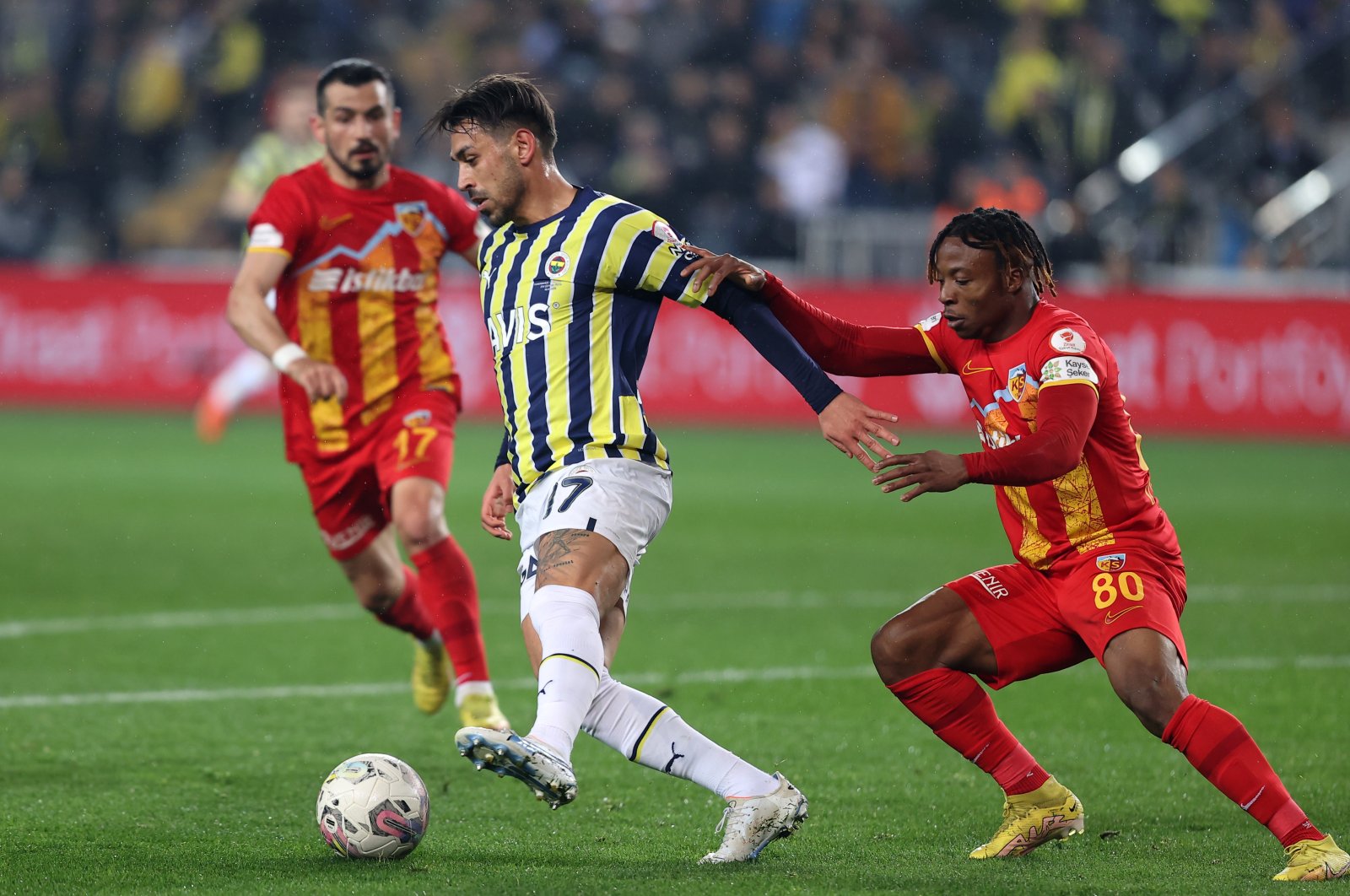 Fenerbahçe&#039;s Irfan Can Kahveci (C) in action with Kayserispor&#039;s Anthony Uzodimma (R) during a Turkish Cup match at the Ülker Stadium, Istanbul, Türkiye, April 6, 2023. (AA Photo)