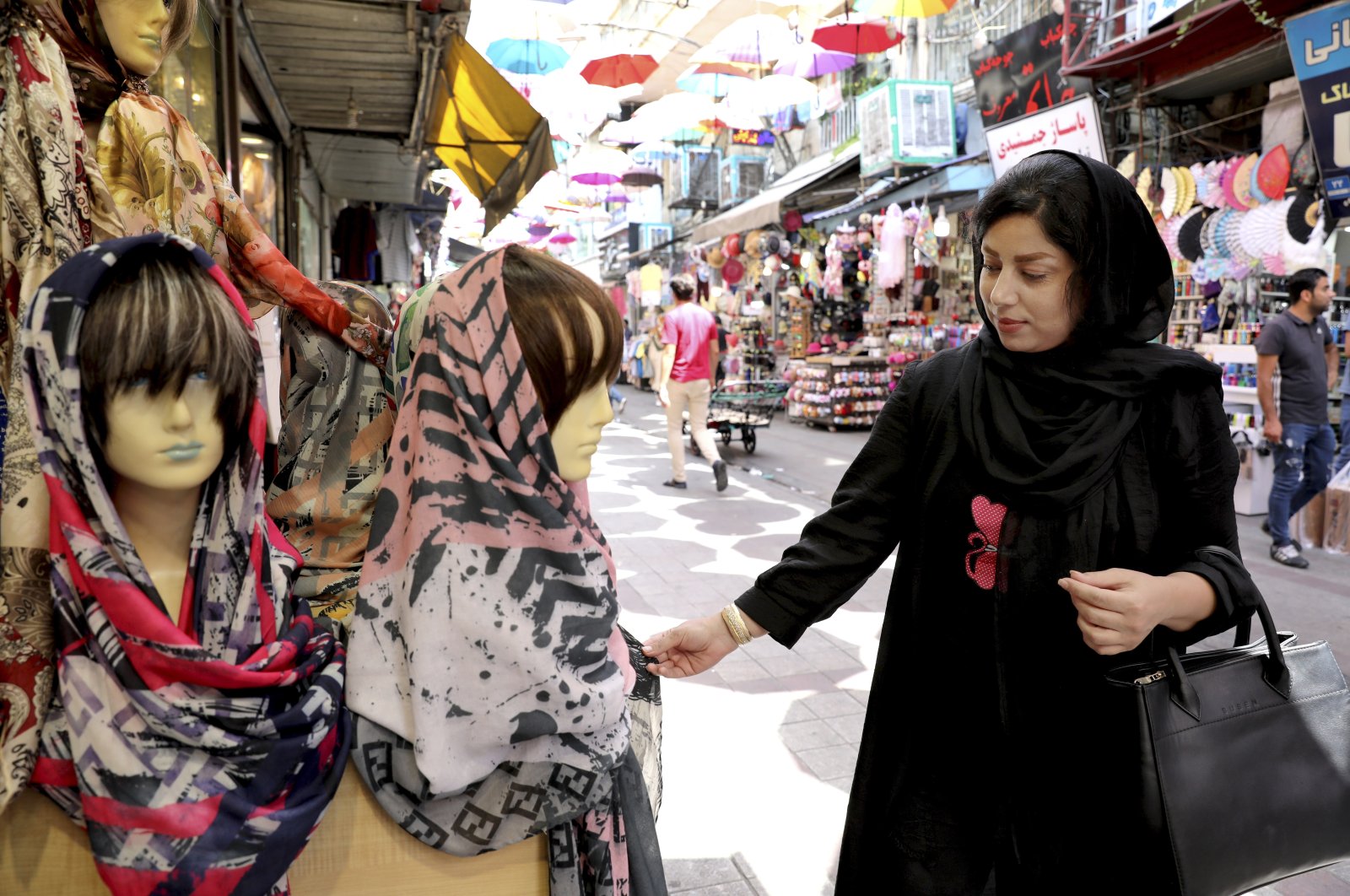 Iran memasang kamera untuk menghukum wanita yang tidak berjilbab