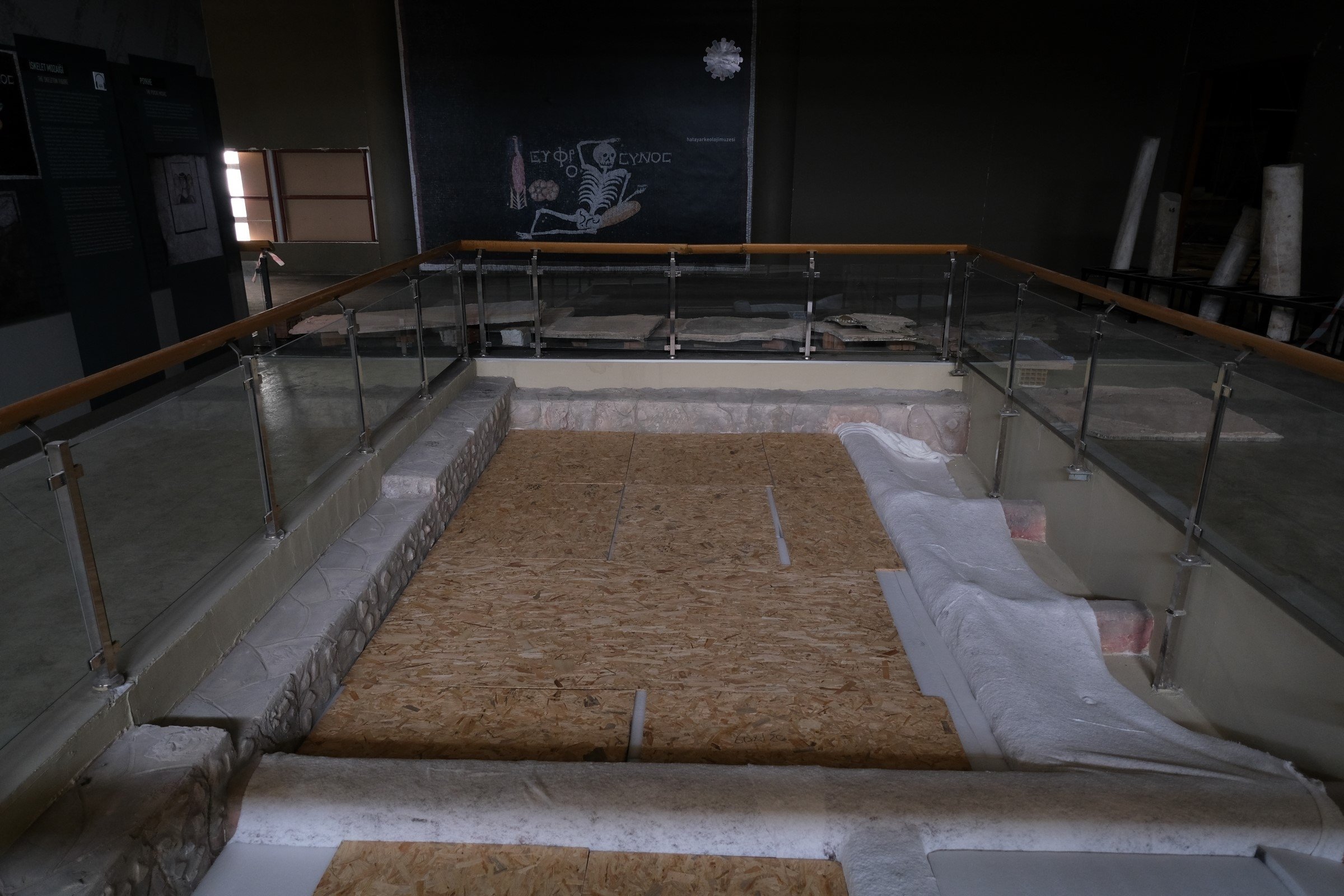 Mosaik ditutup dengan kayu lapis sebagai pencegahan gempa bumi di Museum Arkeologi Hatay, Hatay, Türkiye, 8 April 2023. (Foto IHA)