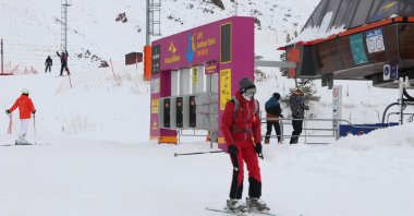 People ski close to the chairlifts in Palandöken ski center, Erzurum, eastern Türkiye, April 9, 2023. (AA Photo)