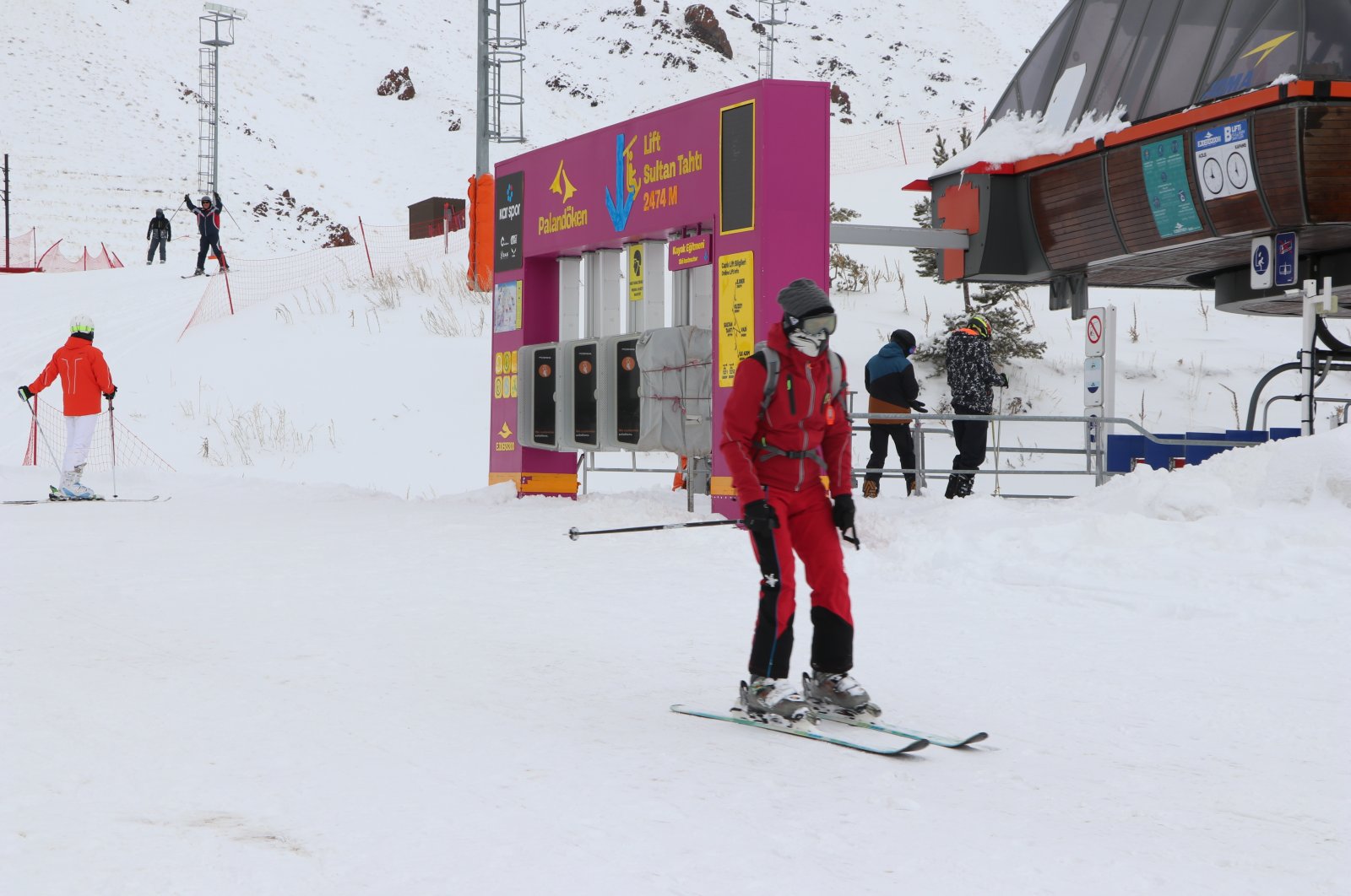 Pengunjung bergegas ke pusat ski Türkiye untuk liburan akhir musim