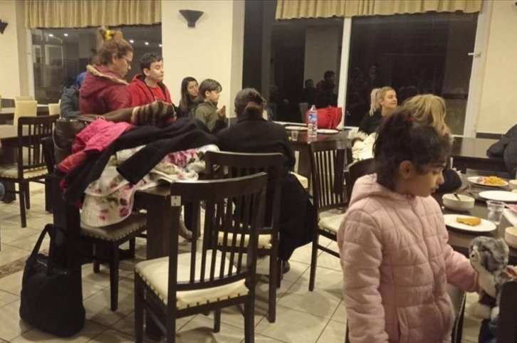 Relawan di Antalya membantu korban gempa Turki, merelokasi anak yatim Ukraina