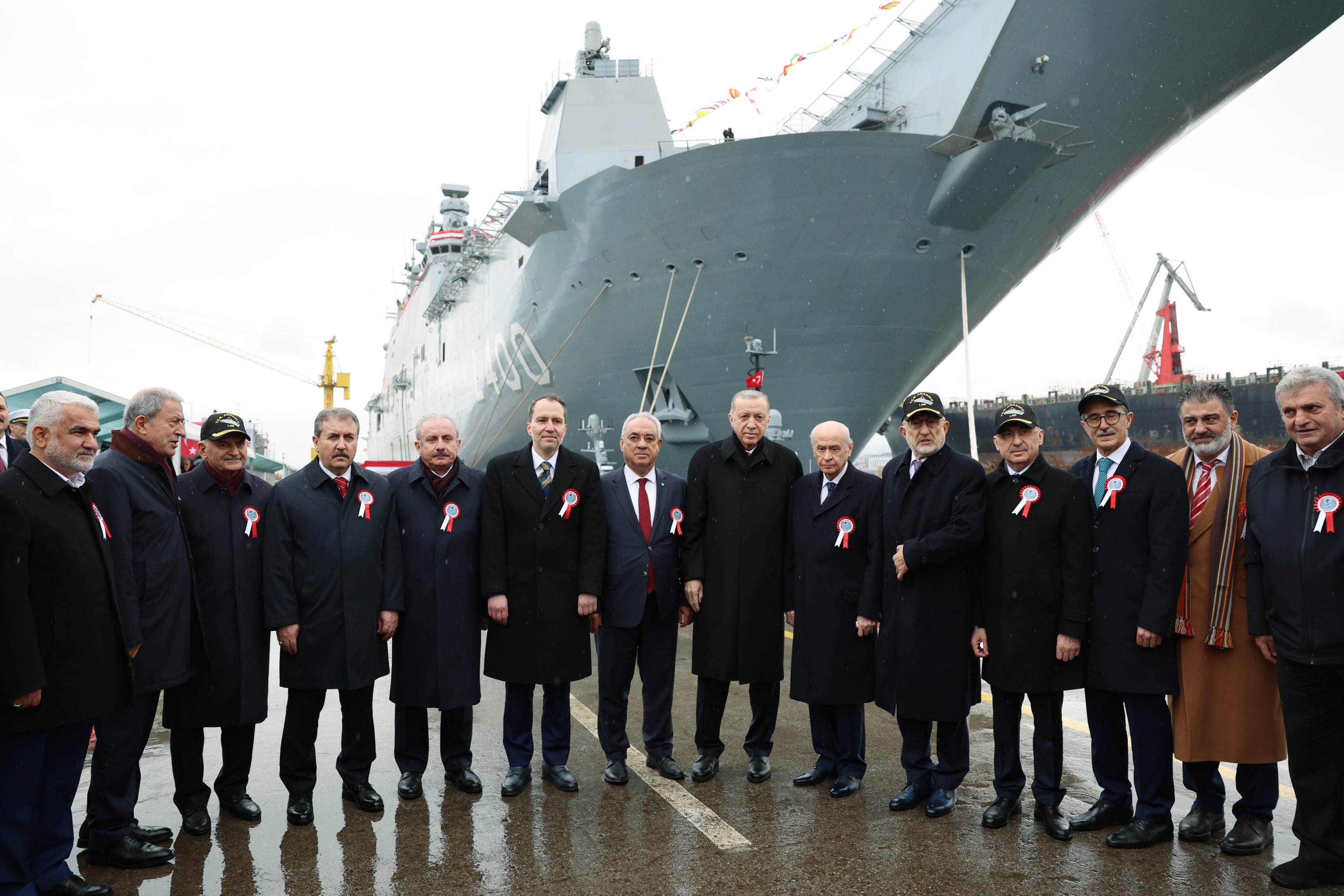Presiden Recep Tayyip Erdoğan dan pejabat lainnya berfoto di samping kapal serbu amfibi serbaguna Türkiye dan calon unggulan TCG Anadolu, di Istanbul, Türkiye, 10 April 2023. (Foto AA)