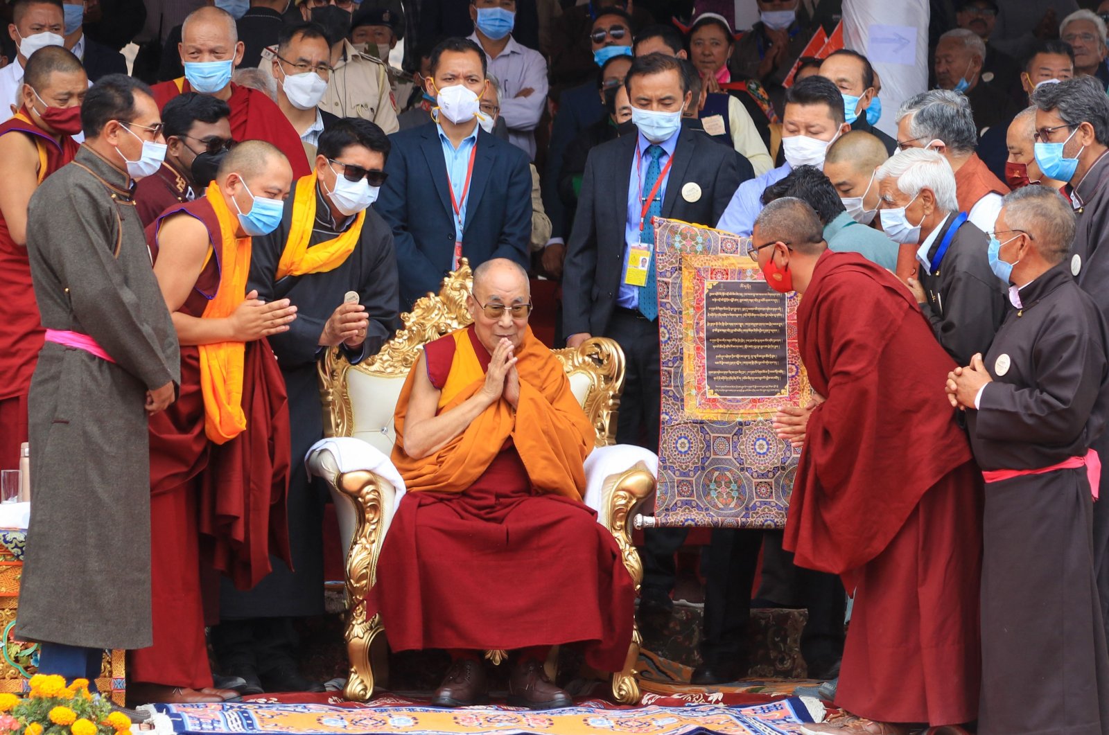 Dalai Lama dikecam setelah meminta bocah itu untuk ‘menghisap’ lidahnya