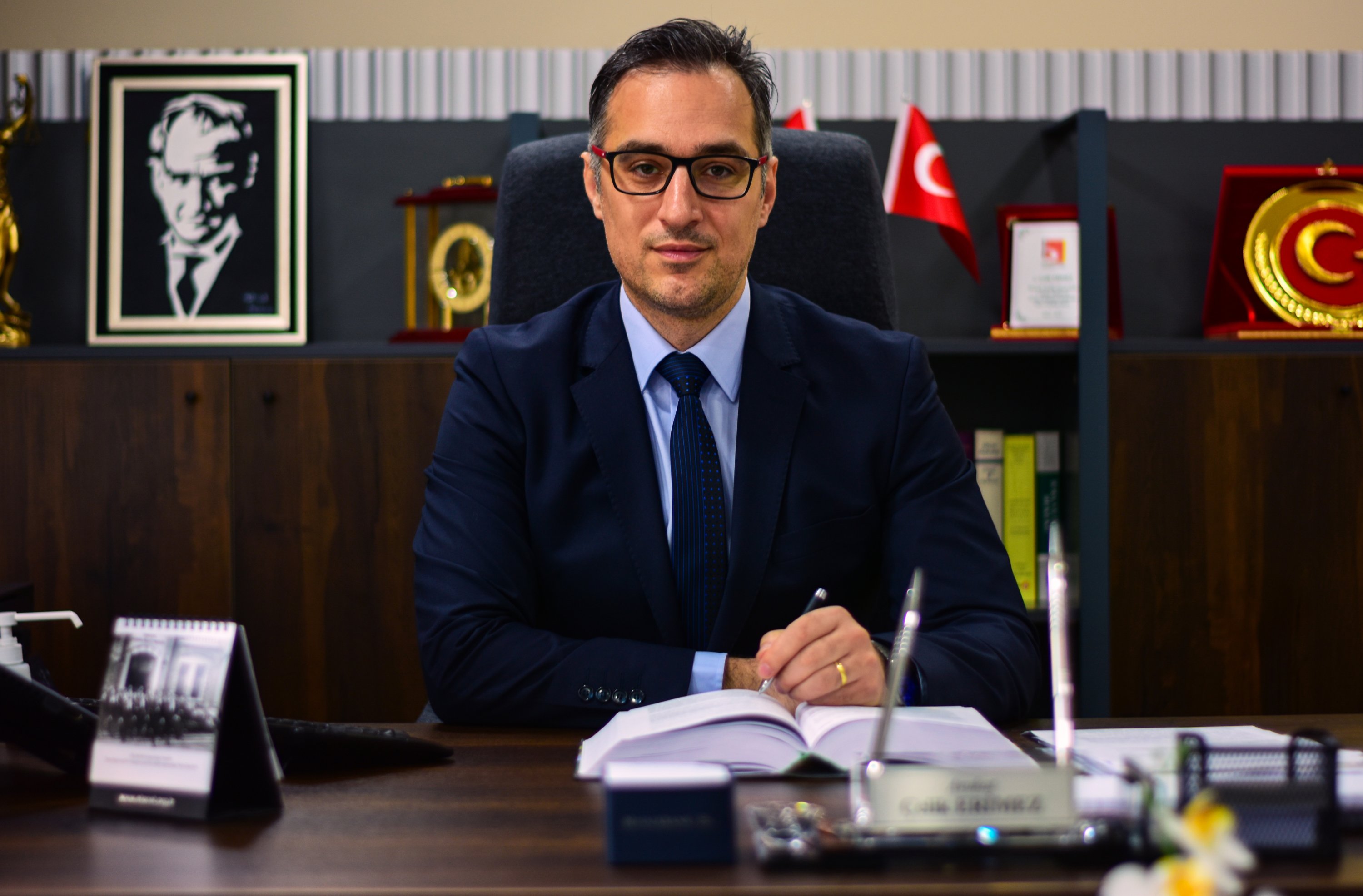 Pelatih renang/pengacara Çelik Erimez berfoto di kantor firma hukumnya, Eskişehir, Türkiye, 9 April 2023. (Foto AA)