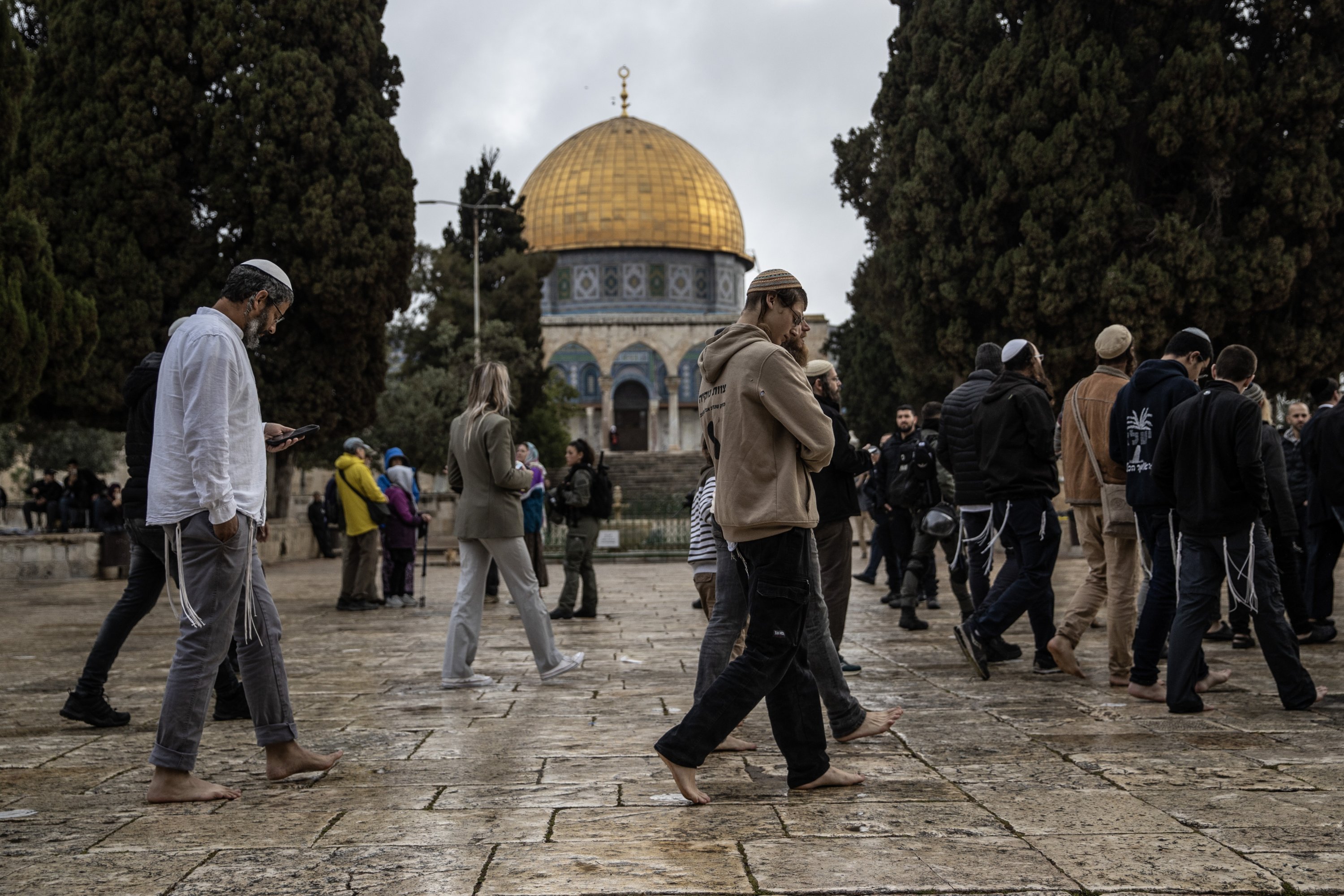 Dozens Of Israeli Settlers Forcefully Enter Al-Aqsa Mosque Compound ...