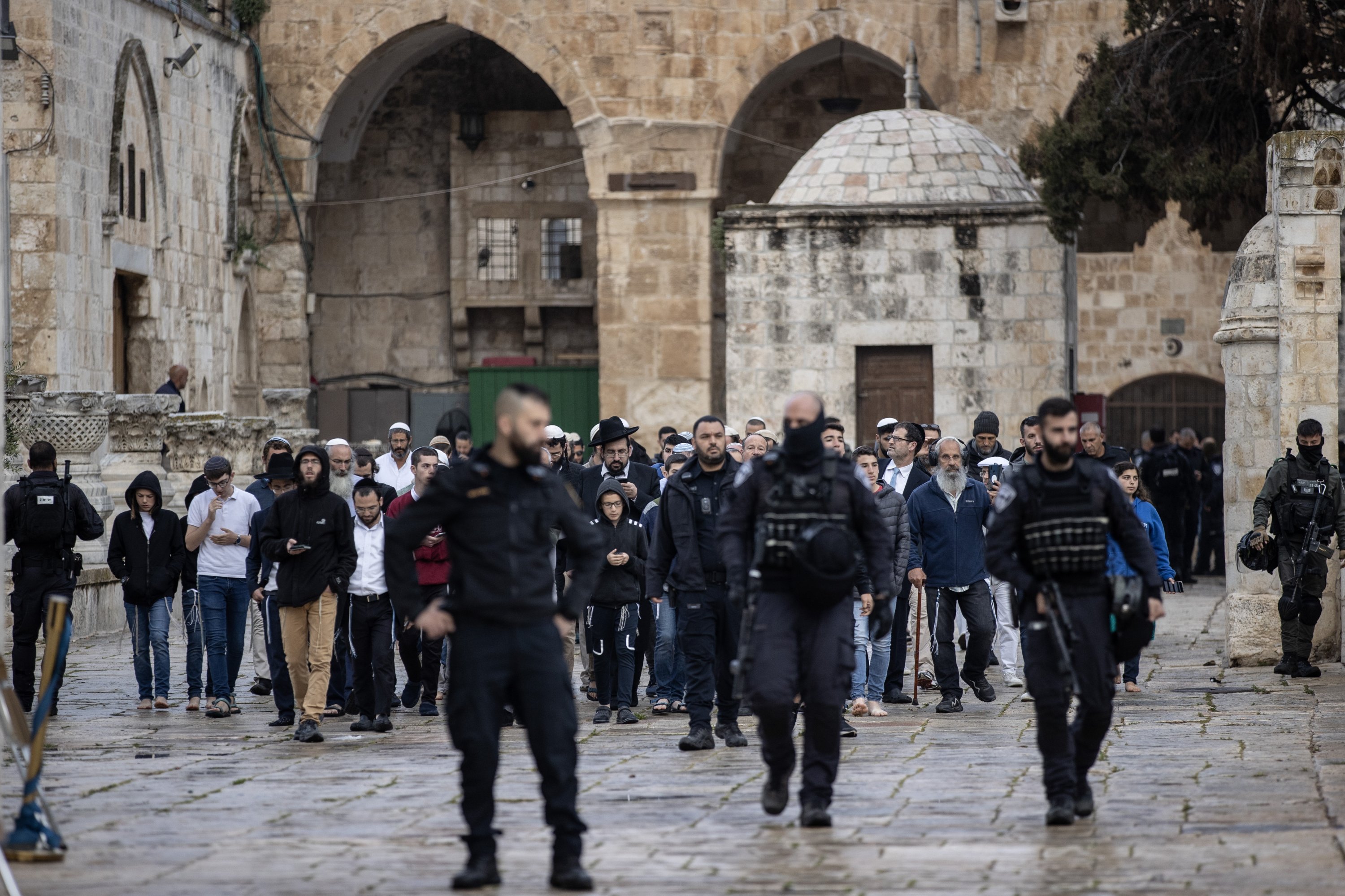 Puluhan pemukim Israel memasuki kompleks Masjid Al-Aqsa dengan pengawalan polisi, di Yerusalem Timur yang diduduki, Palestina, 11 April 2023. (Foto AA)