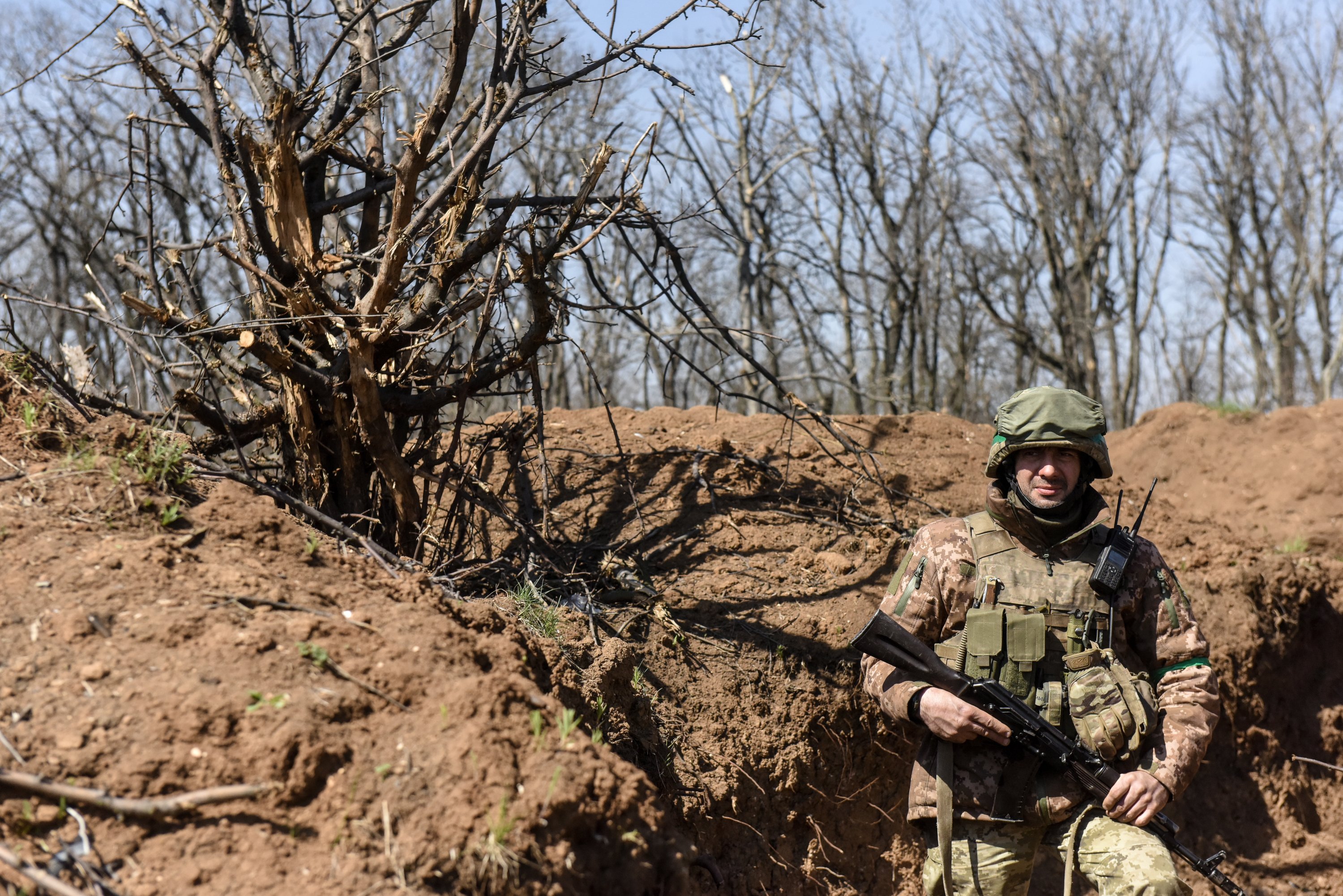 Seorang prajurit Ukraina berdiri di parit di lokasi yang dirahasiakan di dekat Bakhmut, wilayah Donetsk, Ukraina, 10 April 2023. (Foto EPA)