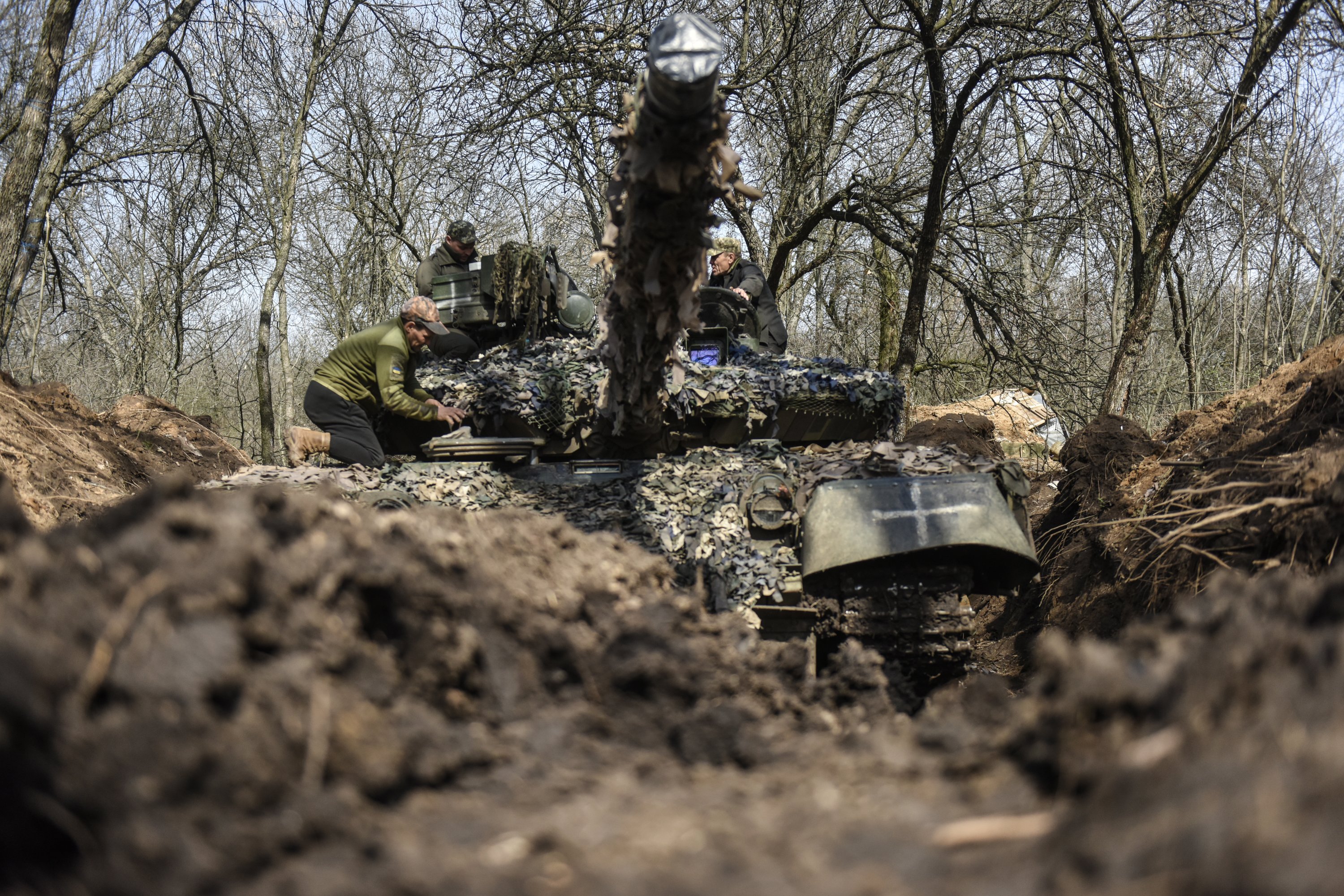 Prajurit Ukraina duduk di atas tank di posisi Ukraina di lokasi yang dirahasiakan di dekat Bakhmut, wilayah Donetsk, Ukraina, 10 April 2023. (Foto EPA)
