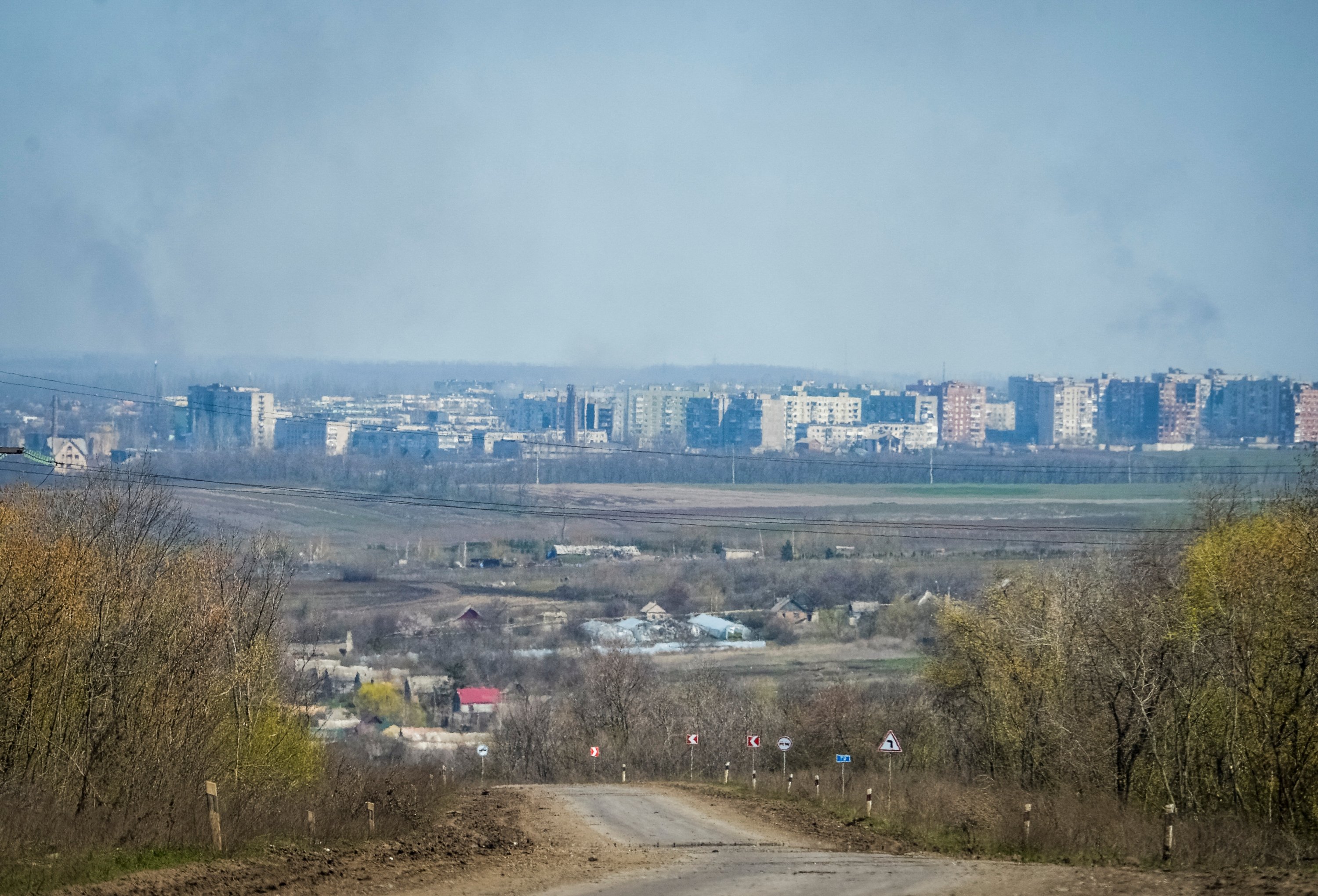 Asap terlihat selama penembakan, di tengah serangan Rusia terhadap Ukraina, di pinggiran garis depan kota Bakhmut, Ukraina, 10 April 2023. (Foto Reuters)