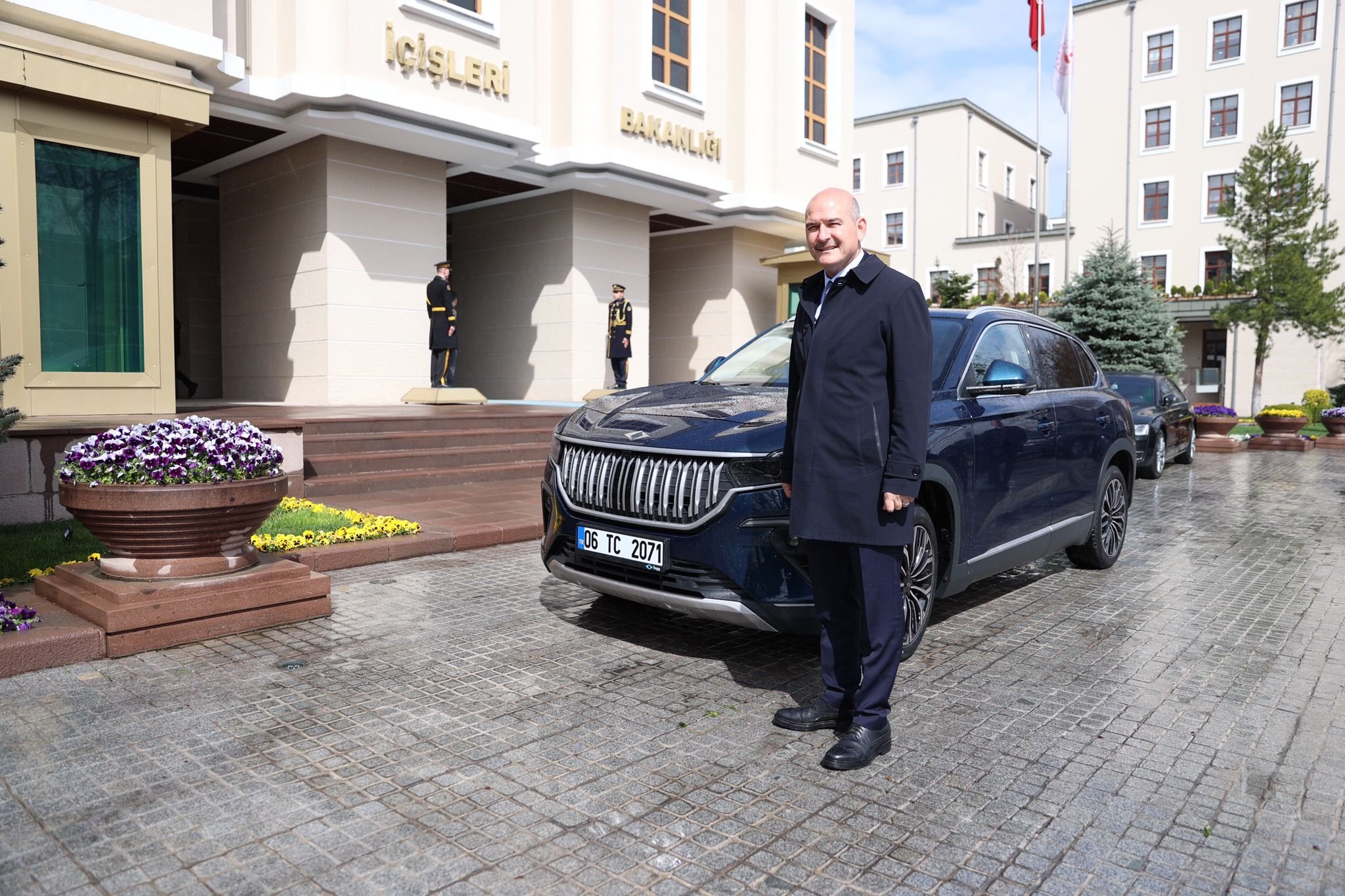 Menteri Dalam Negeri Süleyman Soylu berfoto di samping Togg T10X di depan kementeriannya di Ankara, Türkiye, 10 April 2023. (Foto AA)