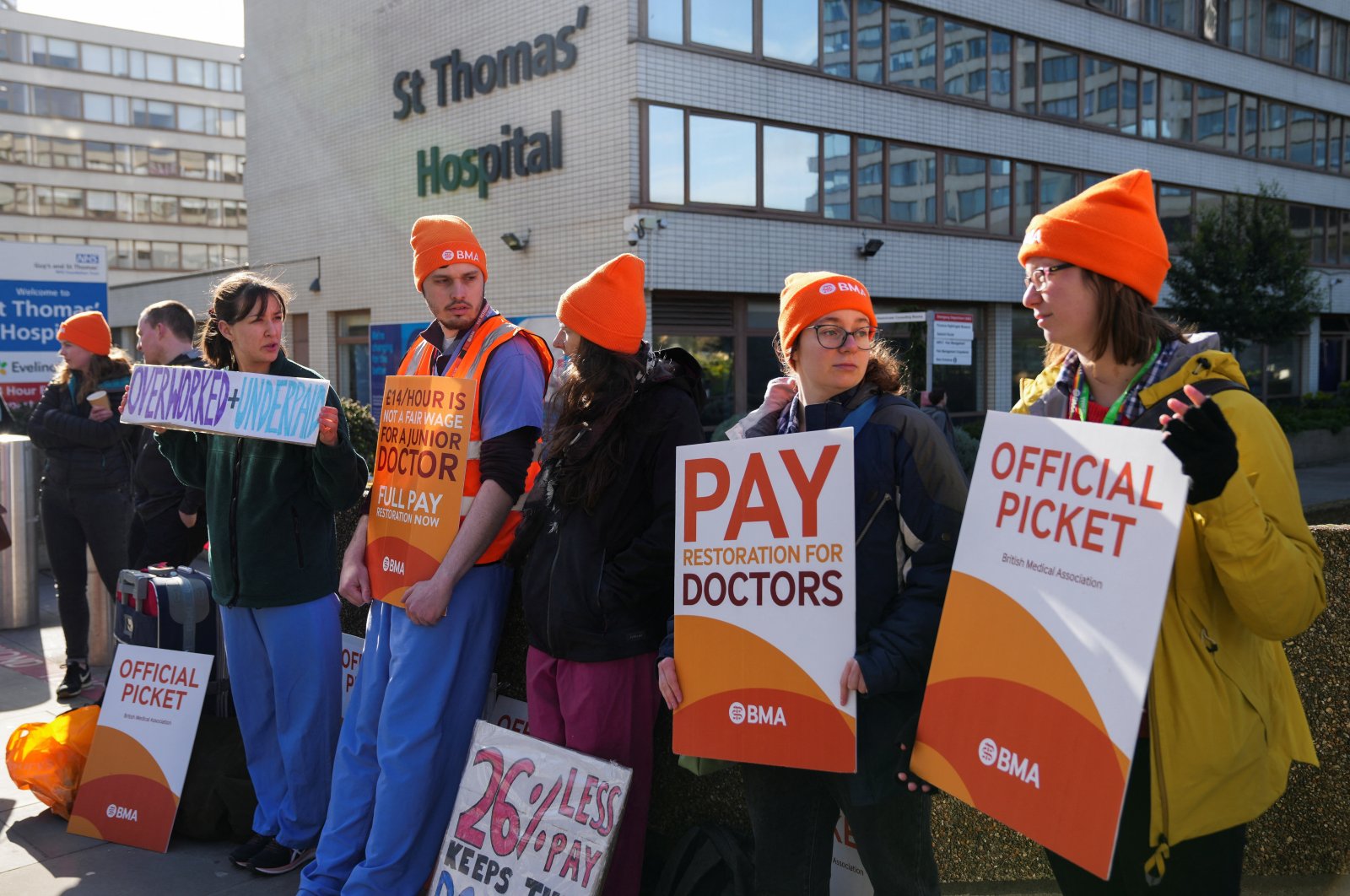 UK doctors walk off job in ‘catastrophic’ strike for hefty wage hike