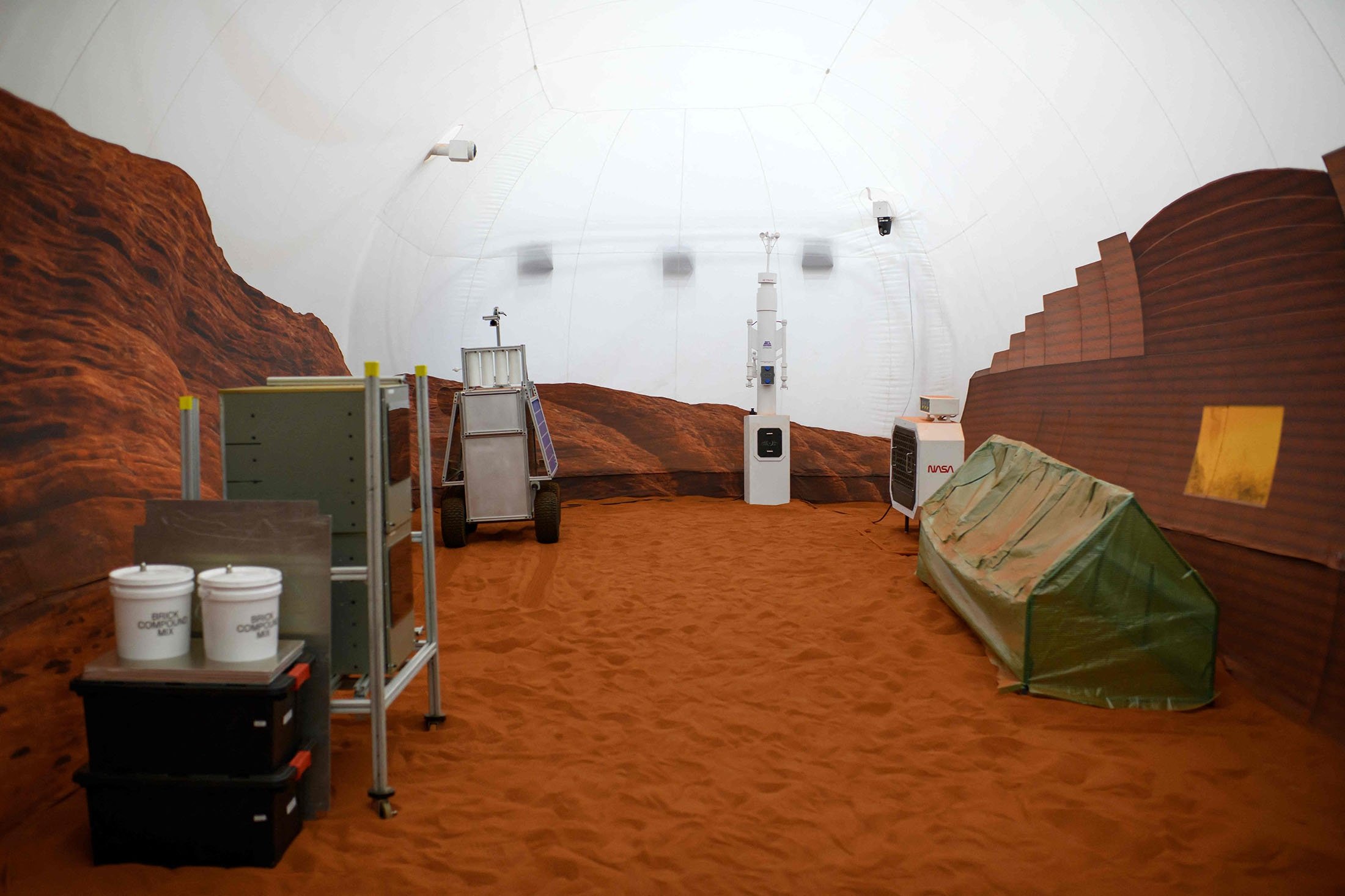 Bagian eksterior Mars yang disimulasikan dari Mars Dune Alpha CHAPEA di Johnson Space Center di Houston, Texas, AS, 11 April 2023. (Foto AFP)