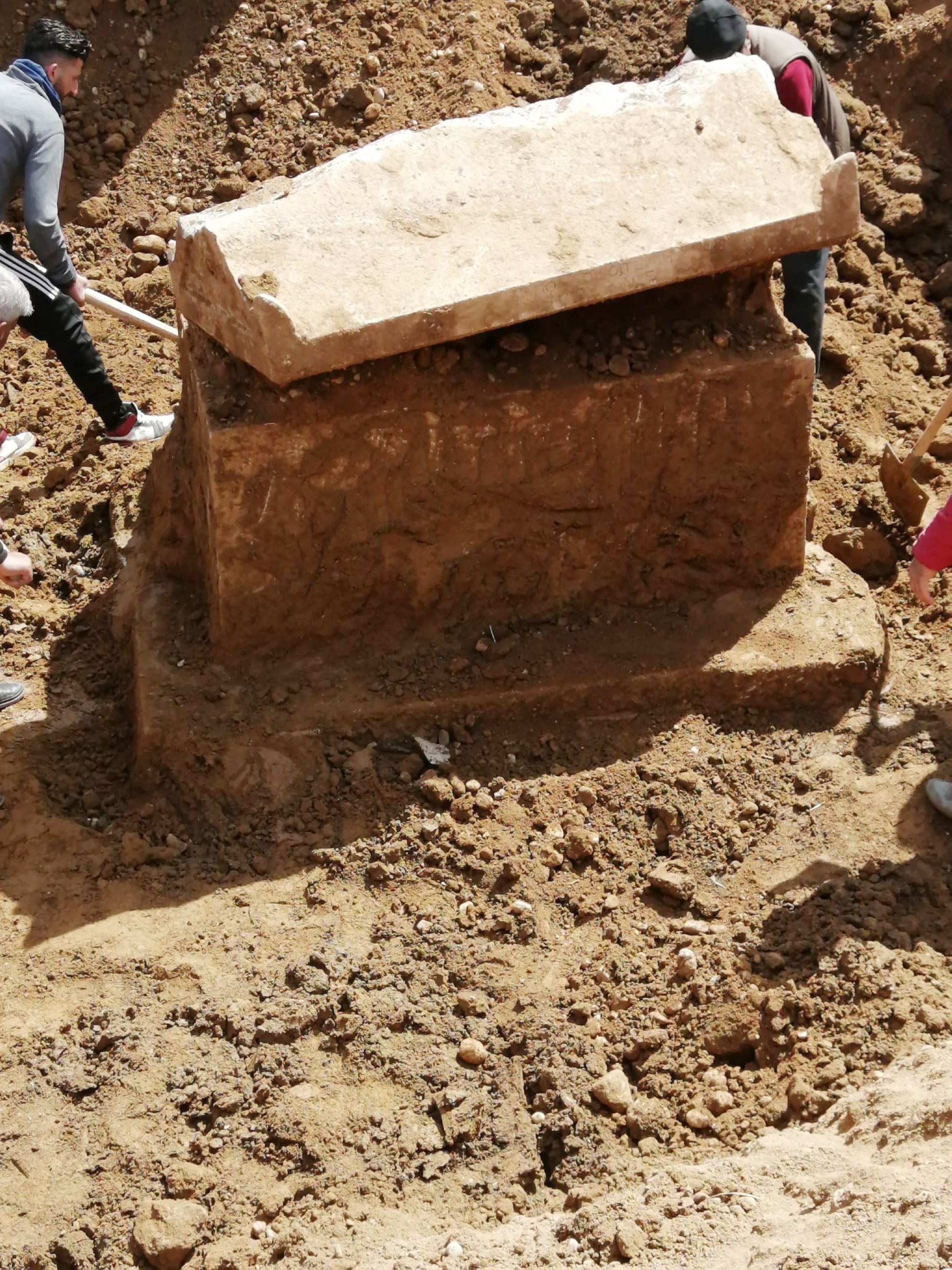 Sebuah sarkofagus ditemukan selama penggalian pondasi, Afyonkarahisar, Türkiye, 11 April 2023. (Foto DHA)