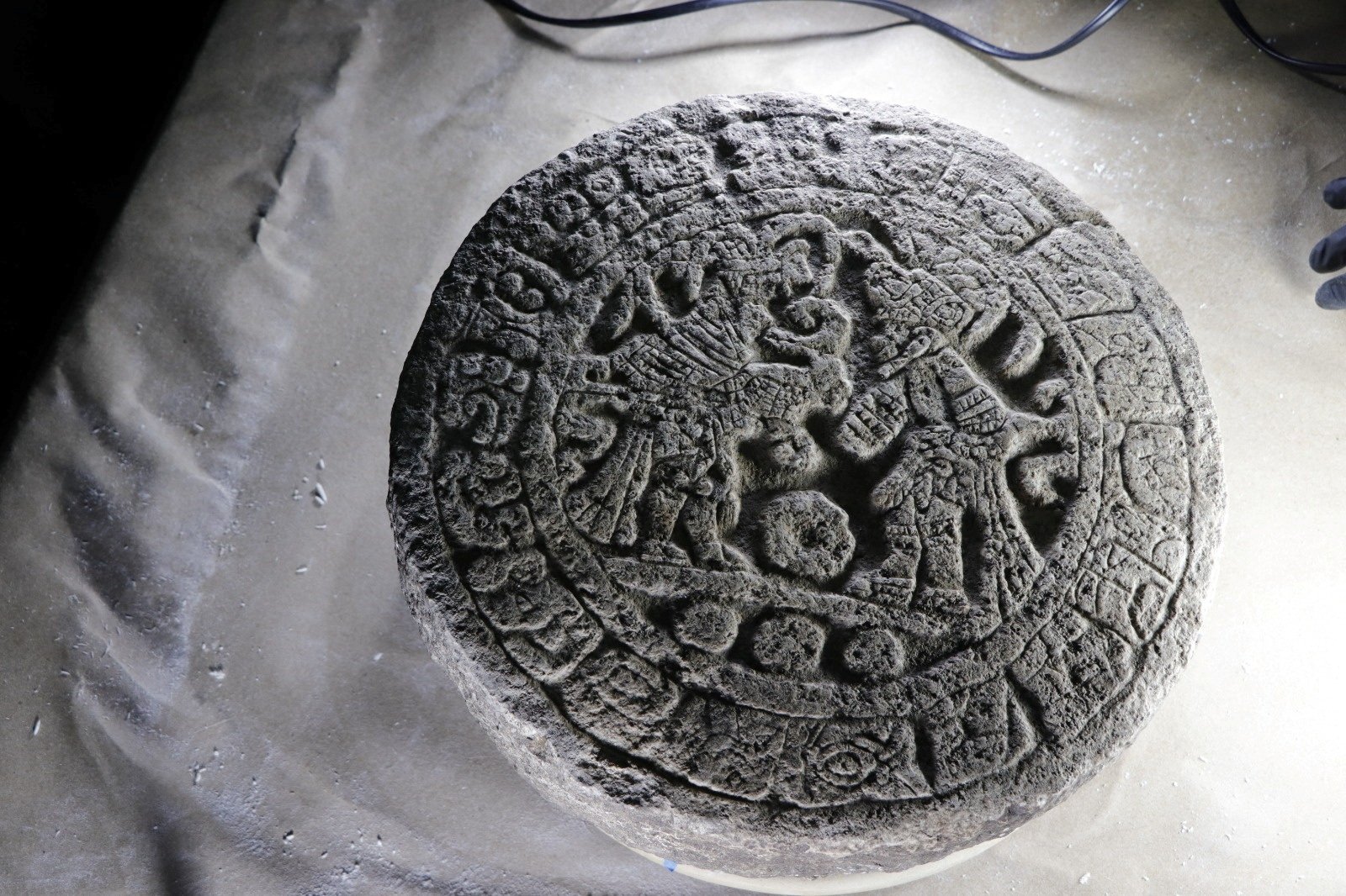 Arkeolog Meksiko menemukan papan skor Maya berbentuk lingkaran yang digunakan untuk permainan bola di situs arkeologi Chichen Itza, Meksiko, 10 April 2023. (Foto Reuters)