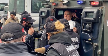 Accused drug lord Urfi Çetinkaya is loaded into a police vehicle after criminal proceedings, Istanbul, Türkiye, April 12, 2023. (DHA Photo)