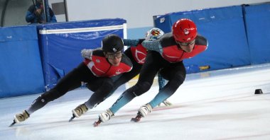 Turkish skater Furkan Akar (R) leads training ahead of the Türkiye Short Track Championship at the Erzurum Yakutiye Ice Skating Hall, Erzurum, Türkiye, April 11, 2023. (AA Photo)